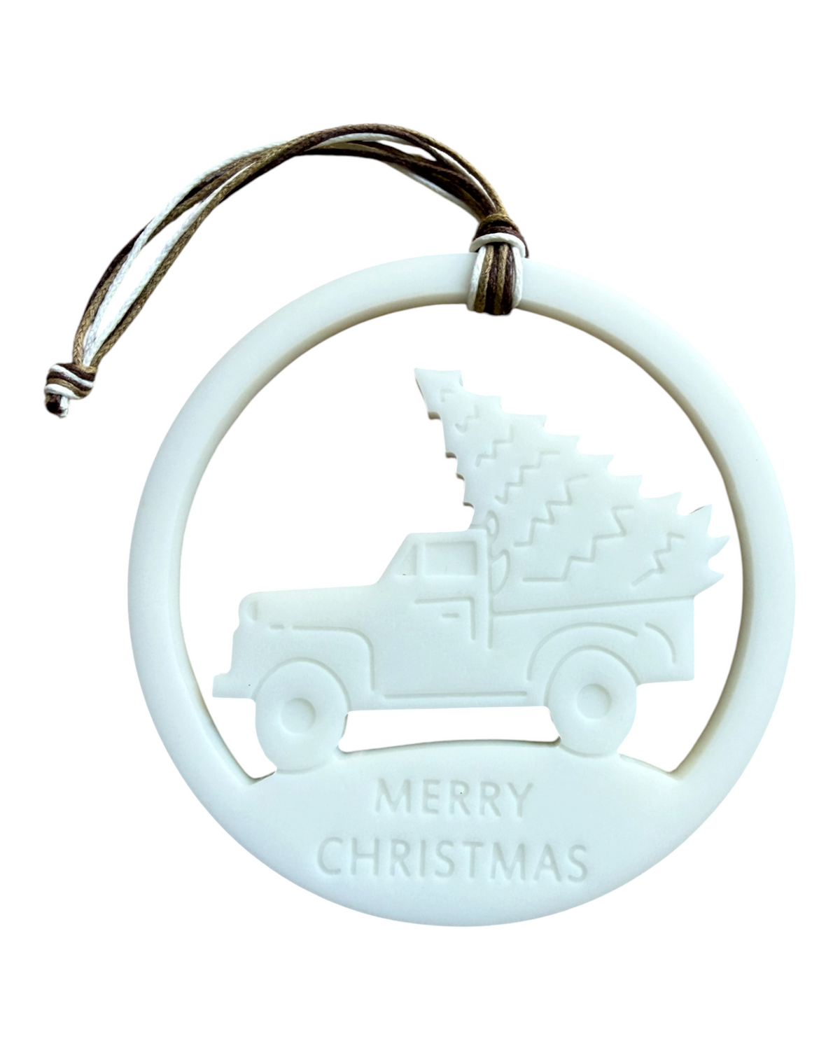 Ornement de Noël en résine époxy représentant un Santa’s Pickup avec son sapin et l’inscription Merry Christmas.