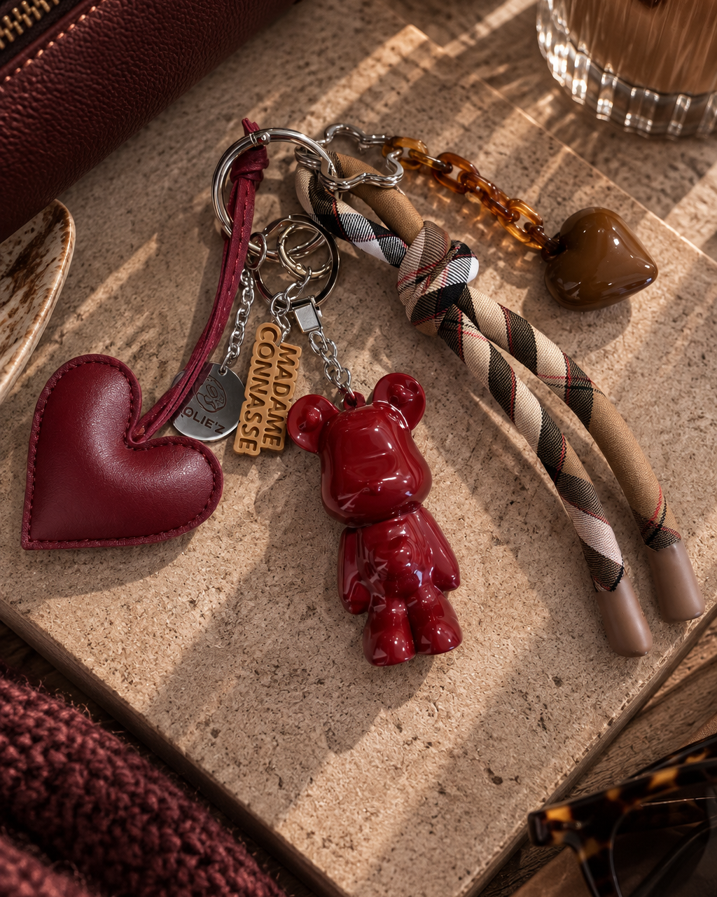 Grigri de sac Pépitas avec Marley bordeaux glossy, cœur, ruban tartan et détails caramel, création artisanale Lolie’z.