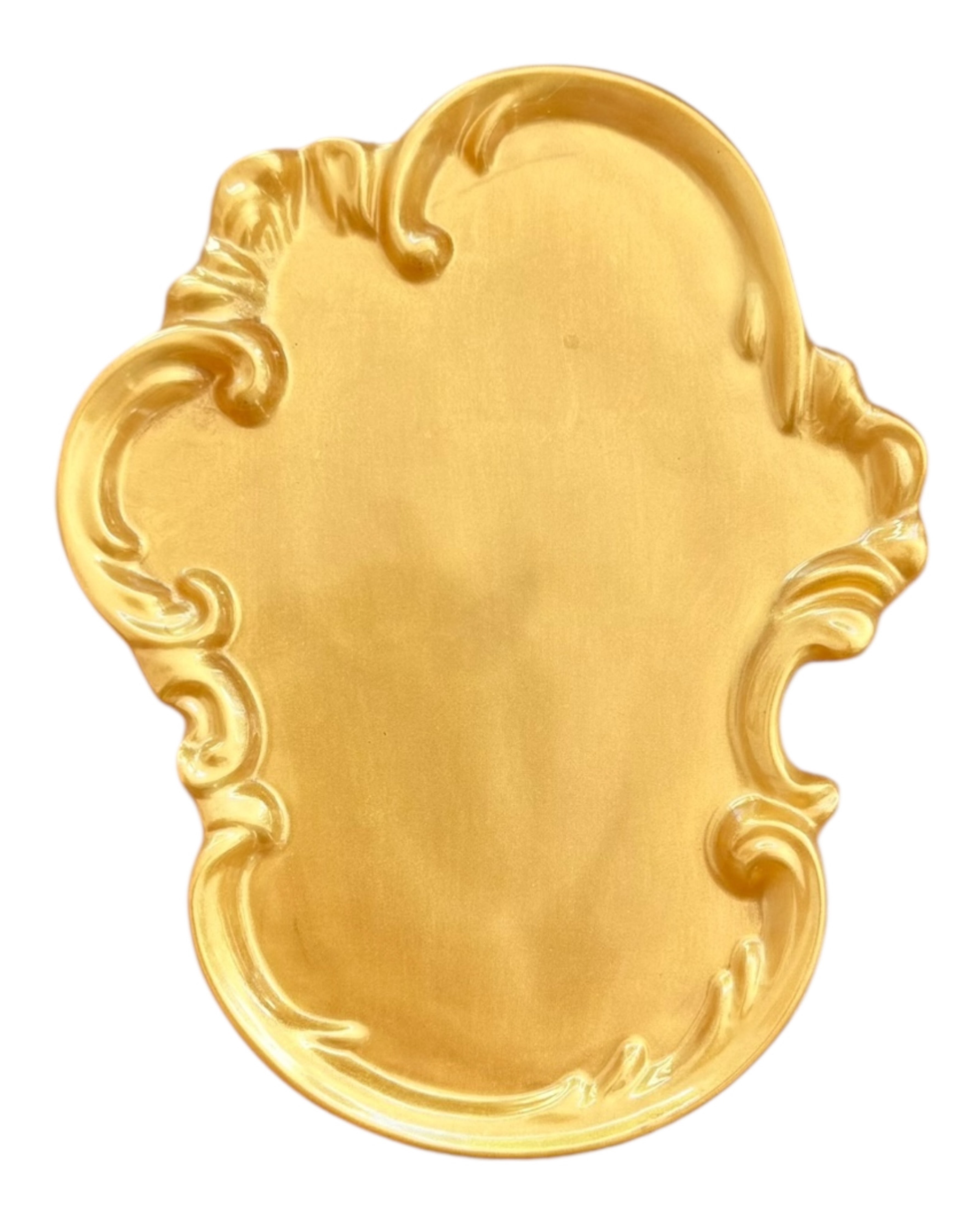 Plateau Rococo doré en résine époxy fait main avec bordures ornementales en relief et finition brillante.