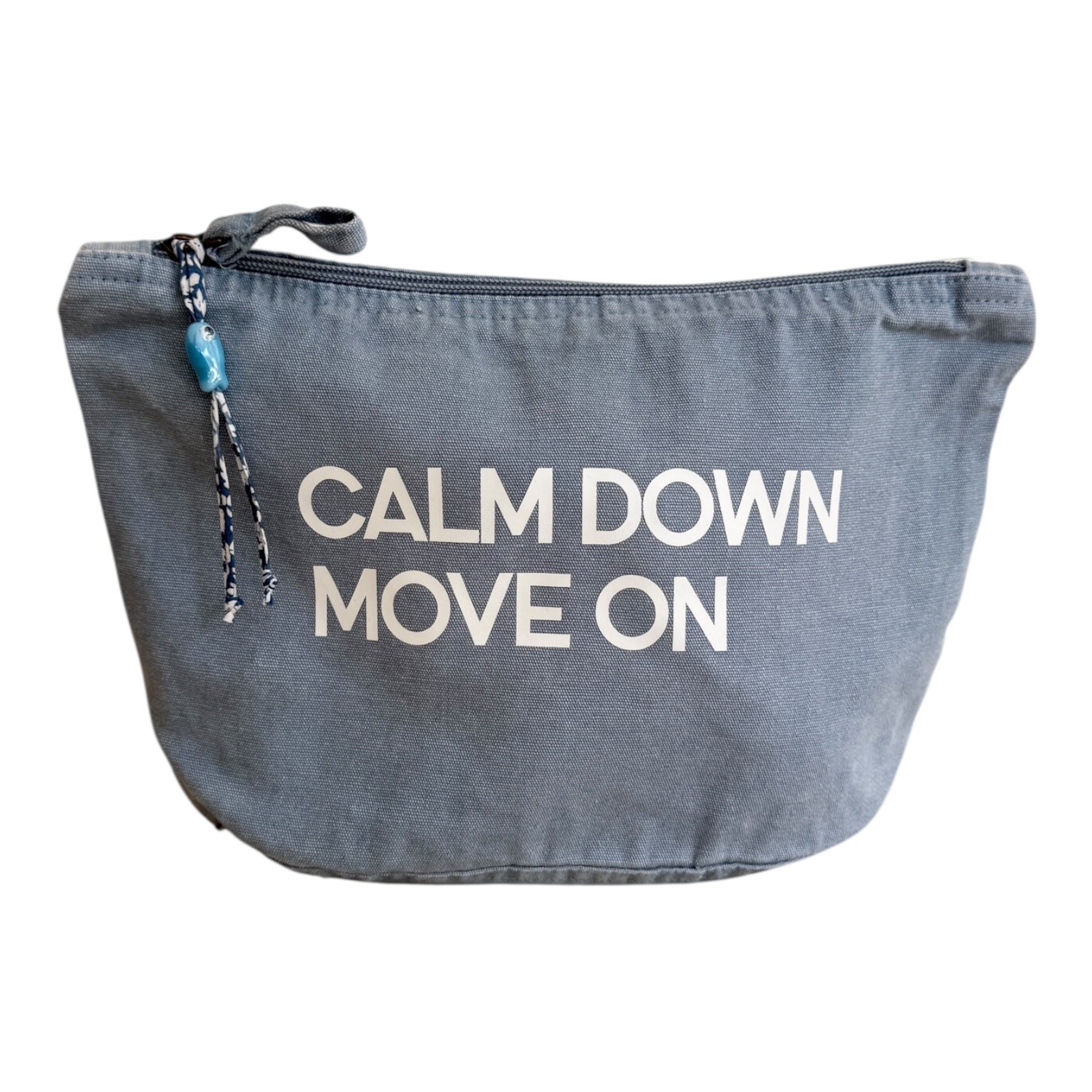 Pochette Calm Down Move On avec typographie bold et message direct, accessoire au style urbain pour sac ou organisation du quotidien.