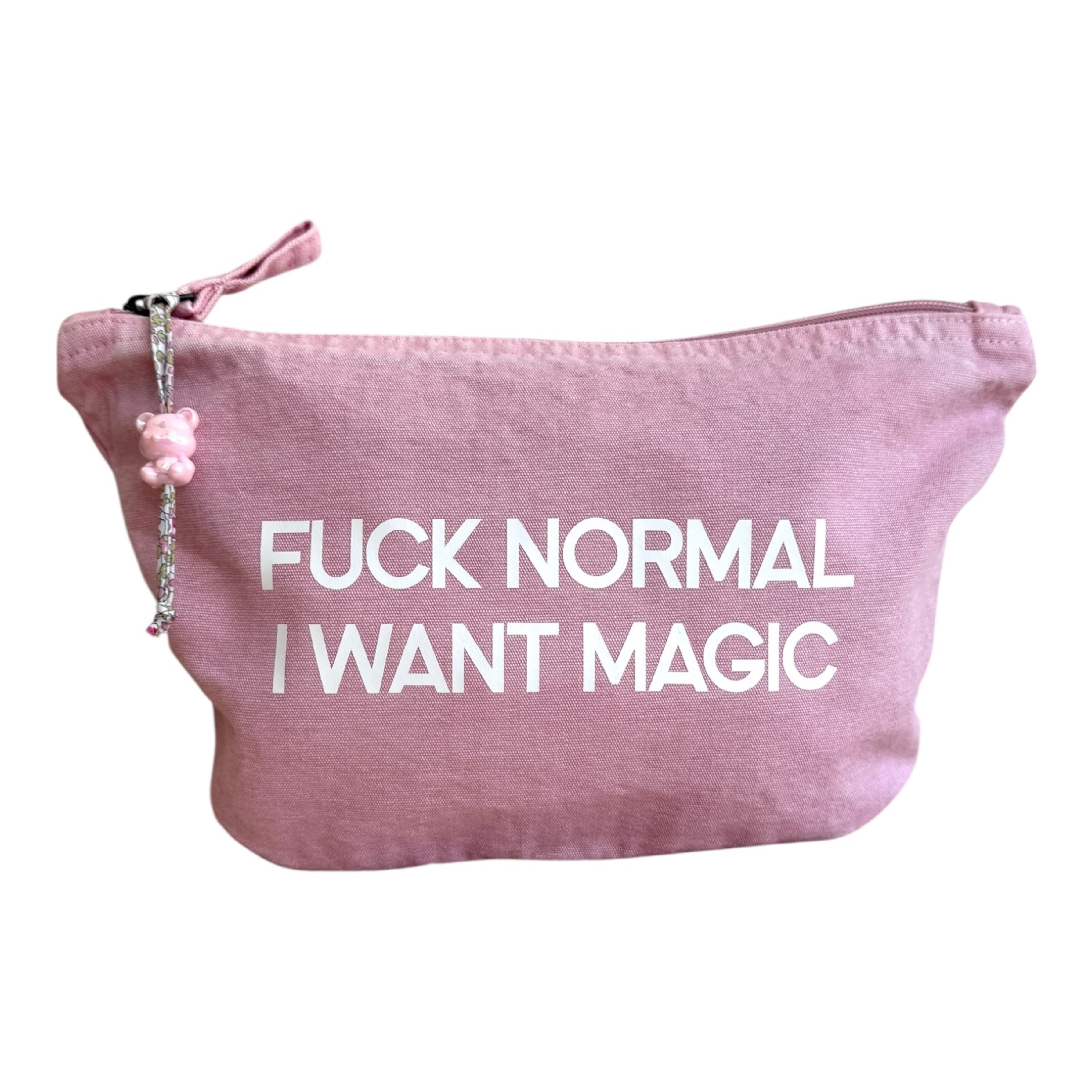 Pochette message Fuck Normal I Want Magic avec typographie audacieuse, accessoire au style affirmé pour sac ou organisation du quotidien.