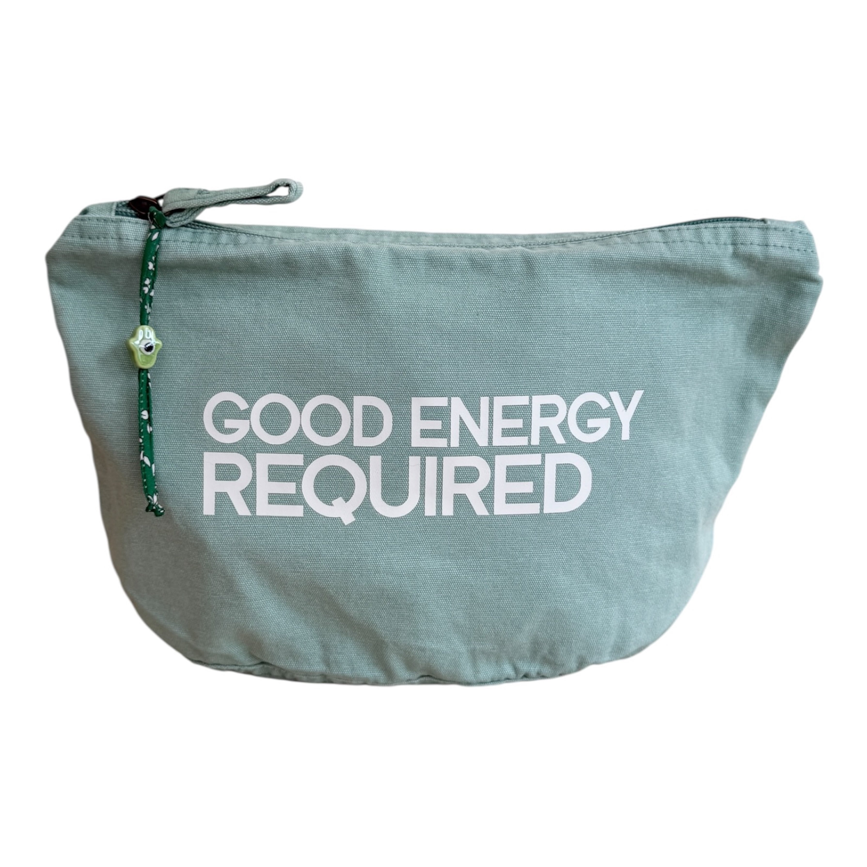 Pochette Good Energy Required avec typographie bold et message positif, accessoire au style urbain pour sac ou organisation du quotidien.