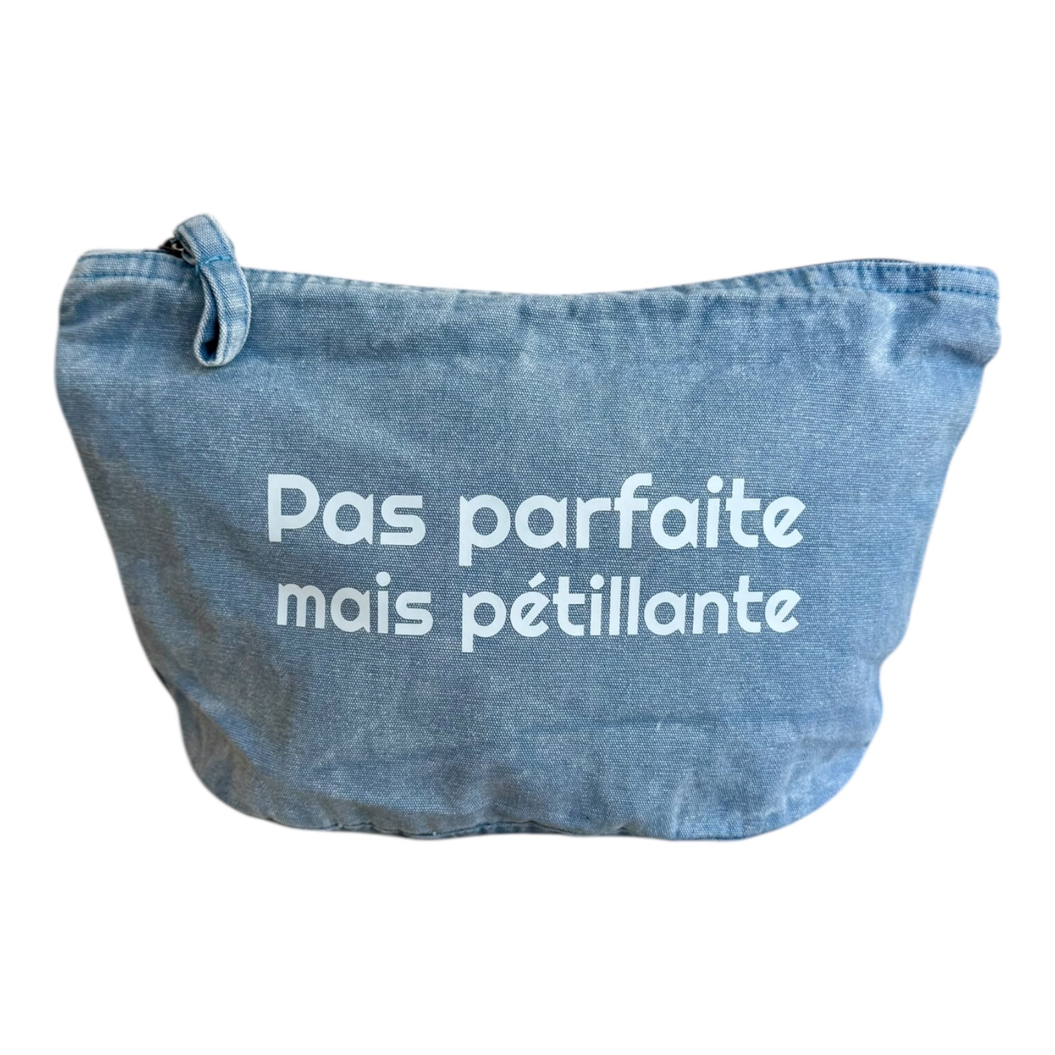 Pochette Poppy en denim avec inscription Pas parfaite mais pétillante. Coton recyclé
