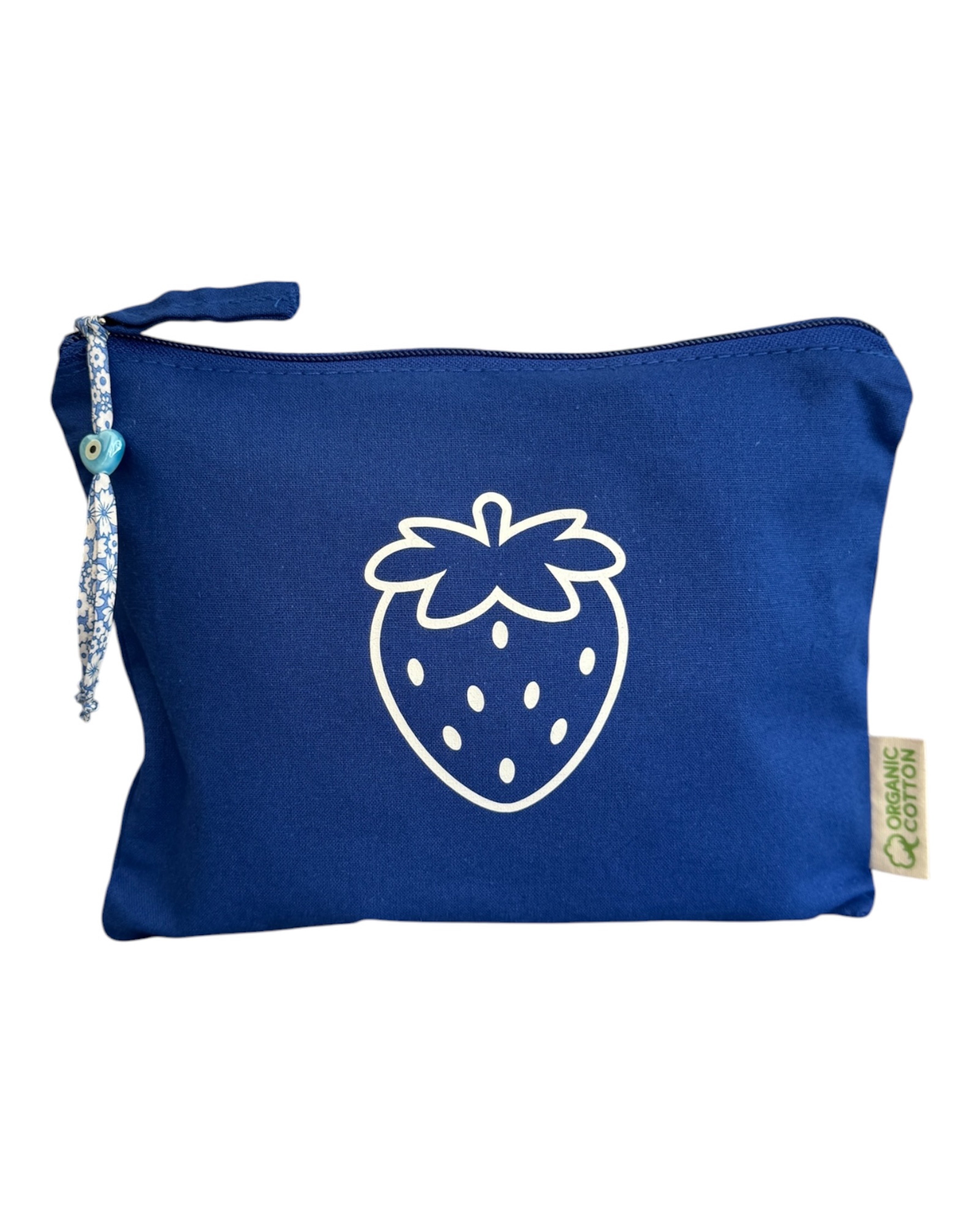 Pochette Salty Fraise en coton biologique avec illustration de fraise rouge sur fond vert, accessoire coloré et pratique pour maquillage, papiers et petits objets du quotidien.