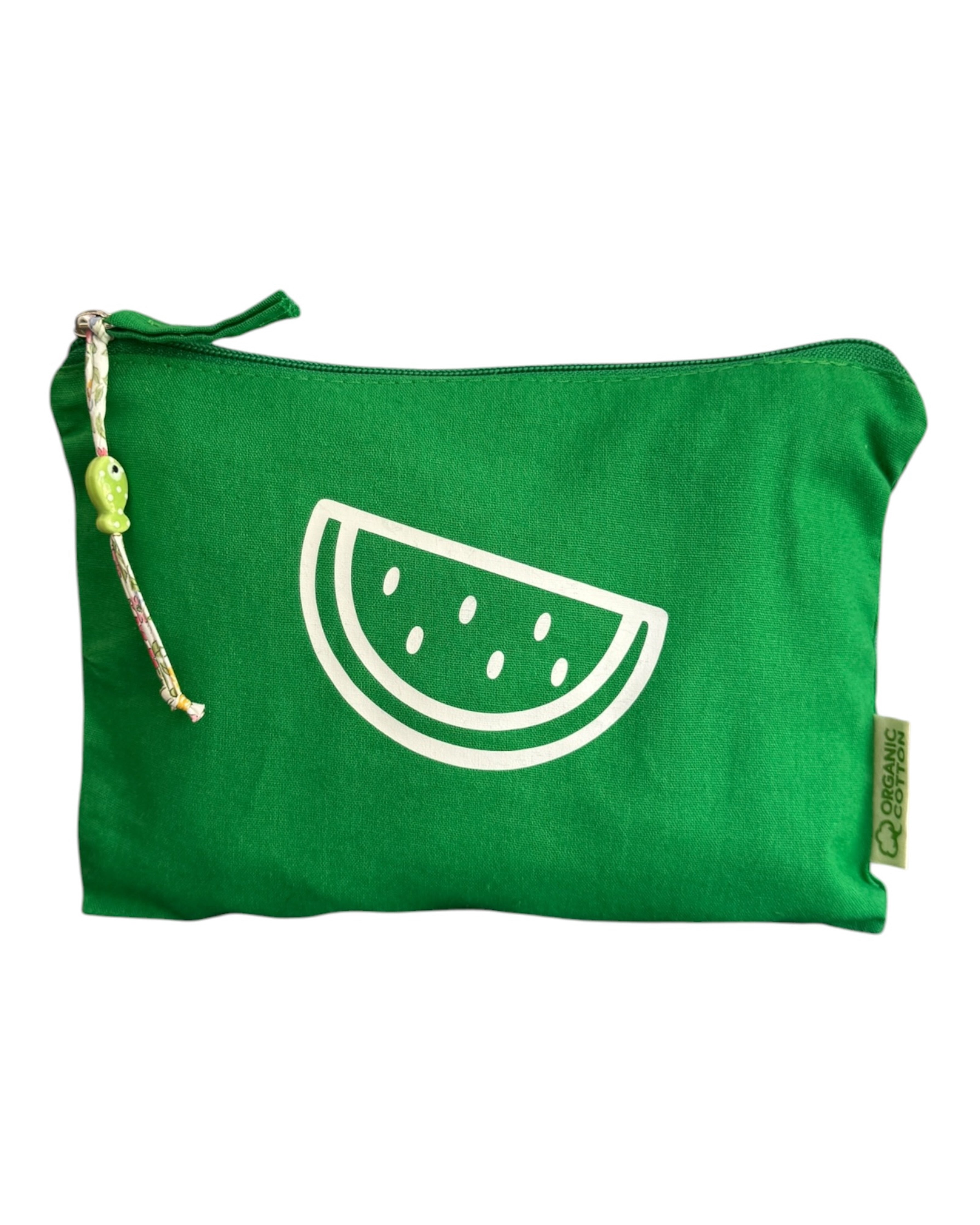 Détail de la pochette Salty Pastèque décorée de motifs pastèque aux couleurs vives, accessoire pratique et tendance inspiré de l’univers rétro estival.