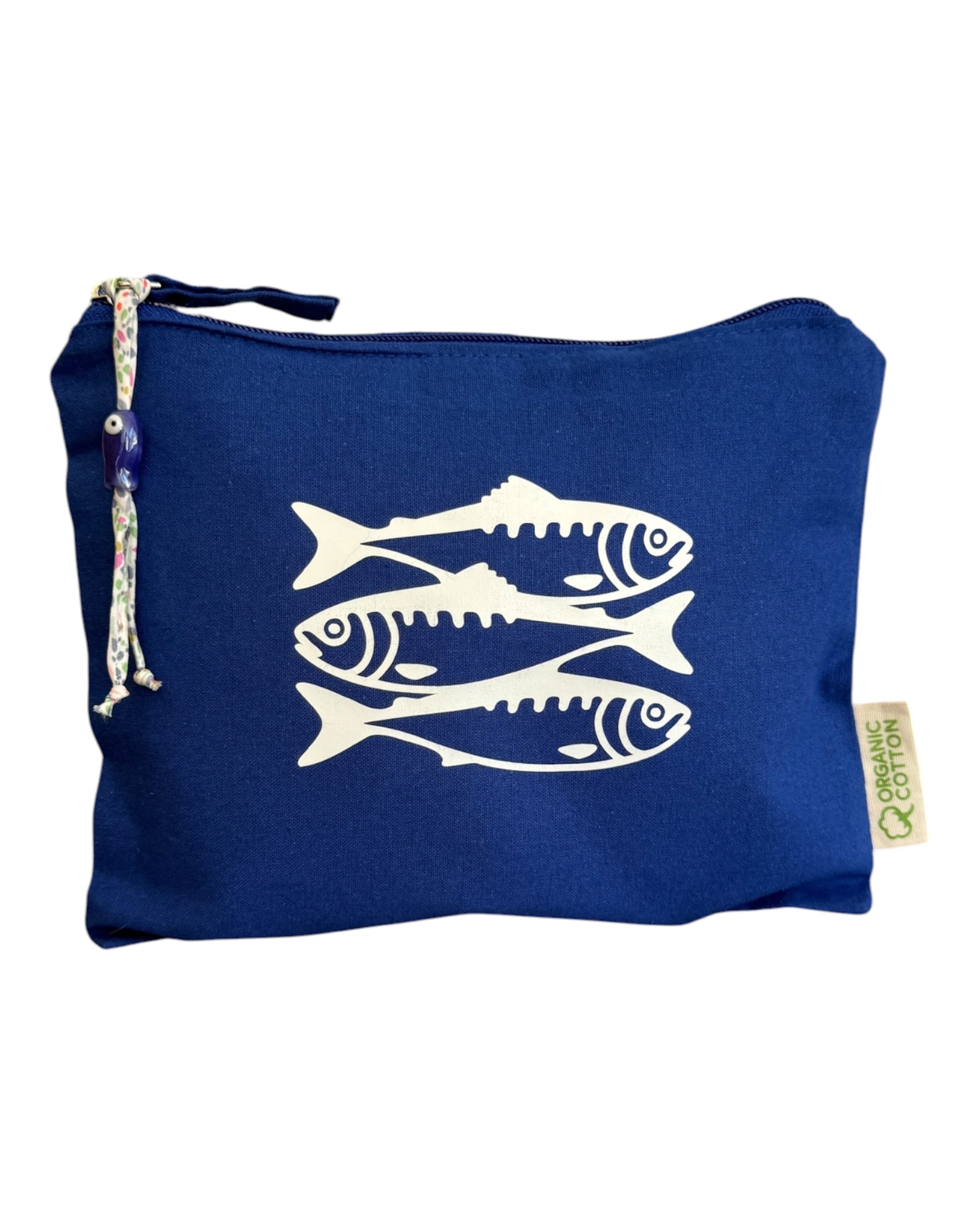 Pochette Salty Sardines en coton organique avec trois sardines graphiques bleues, accessoire bord de mer inspiré de la Méditerranée pour ranger les essentiels du quotidien.
