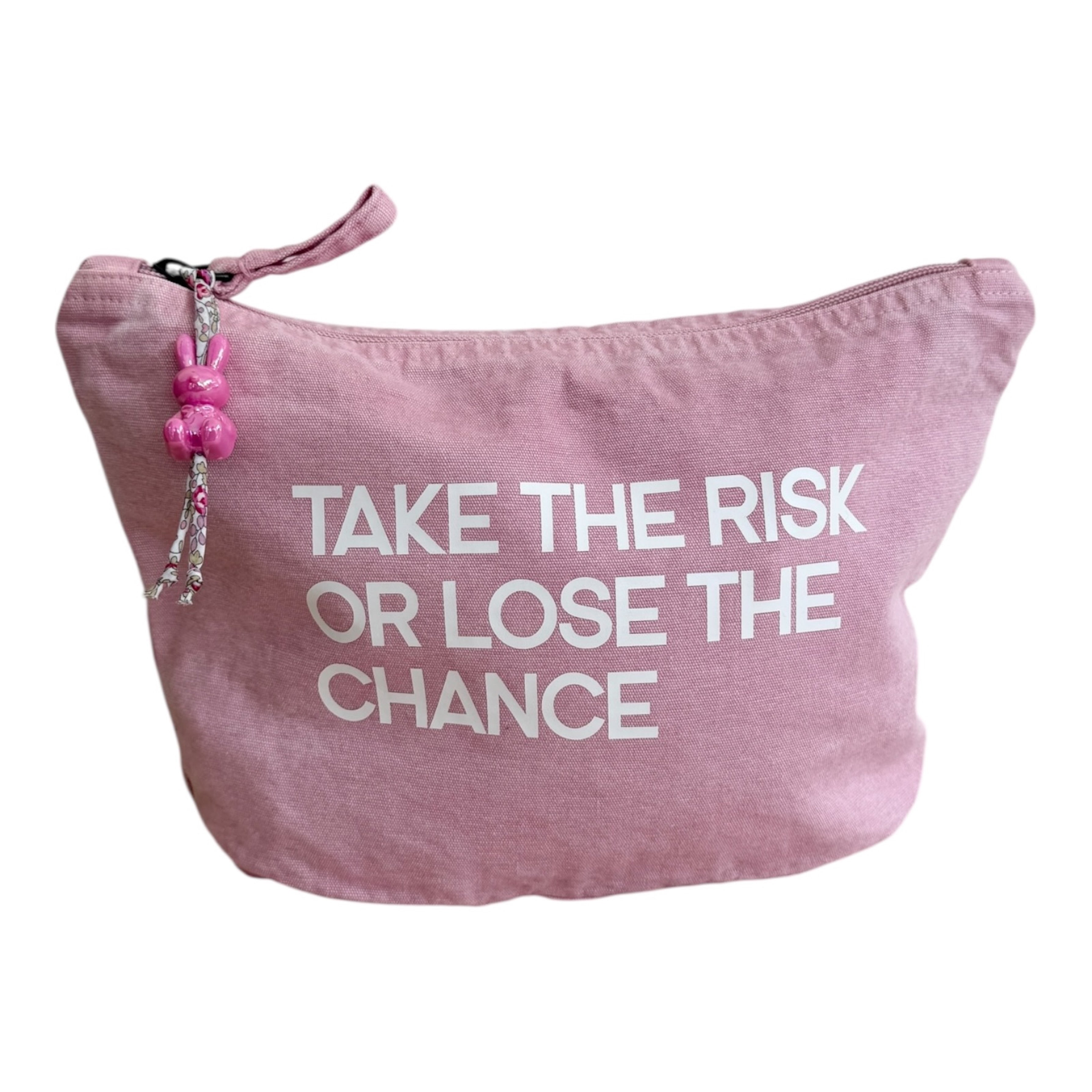 Pochette Take the Risk or Lose the Chance avec typographie forte et message inspirant, accessoire au style urbain pour sac ou organisation du quotidien.