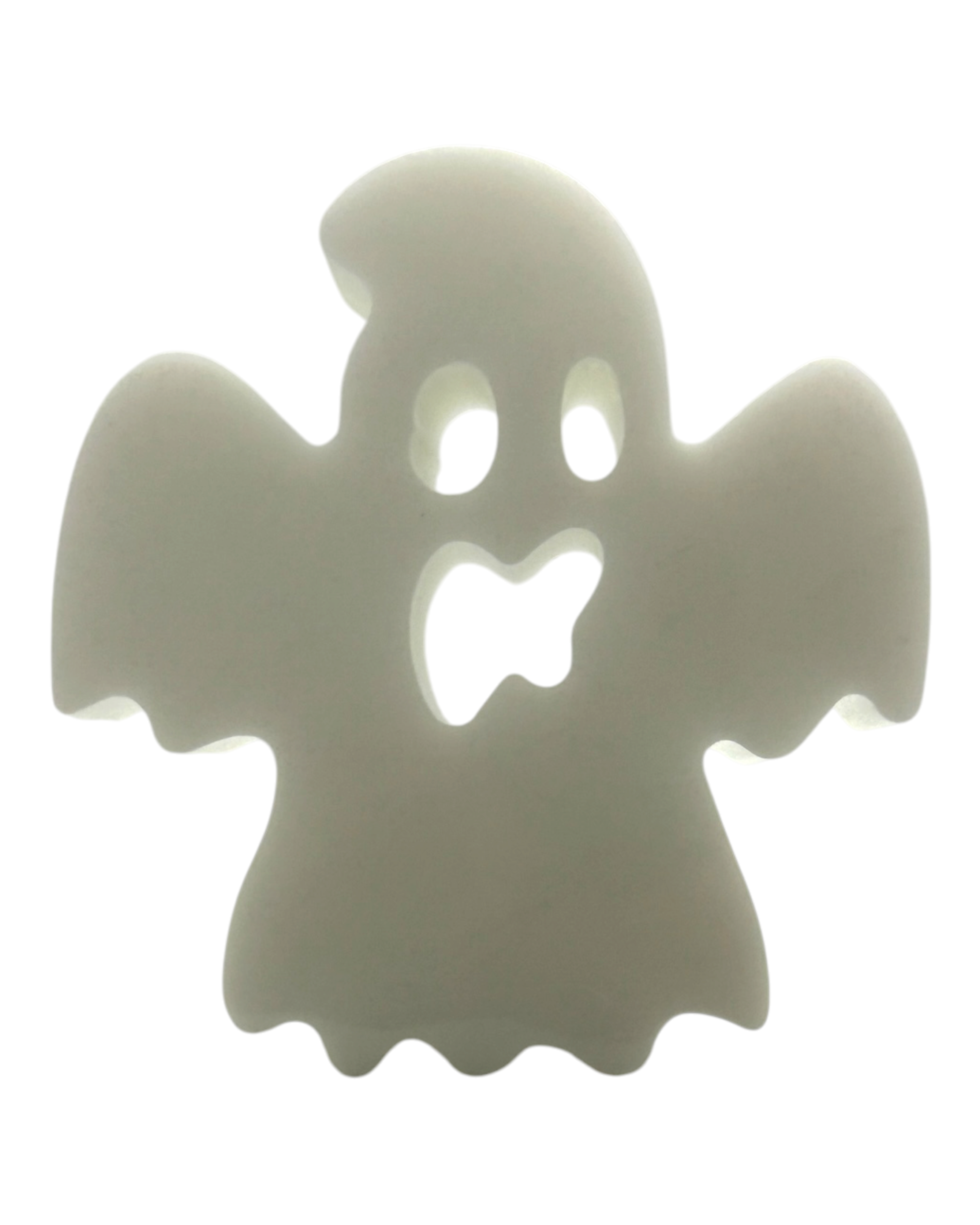 Fantôme Poe en résine époxy blanche fait main, avec silhouette ondulante et grands bras ouverts pour une décoration d’Halloween.