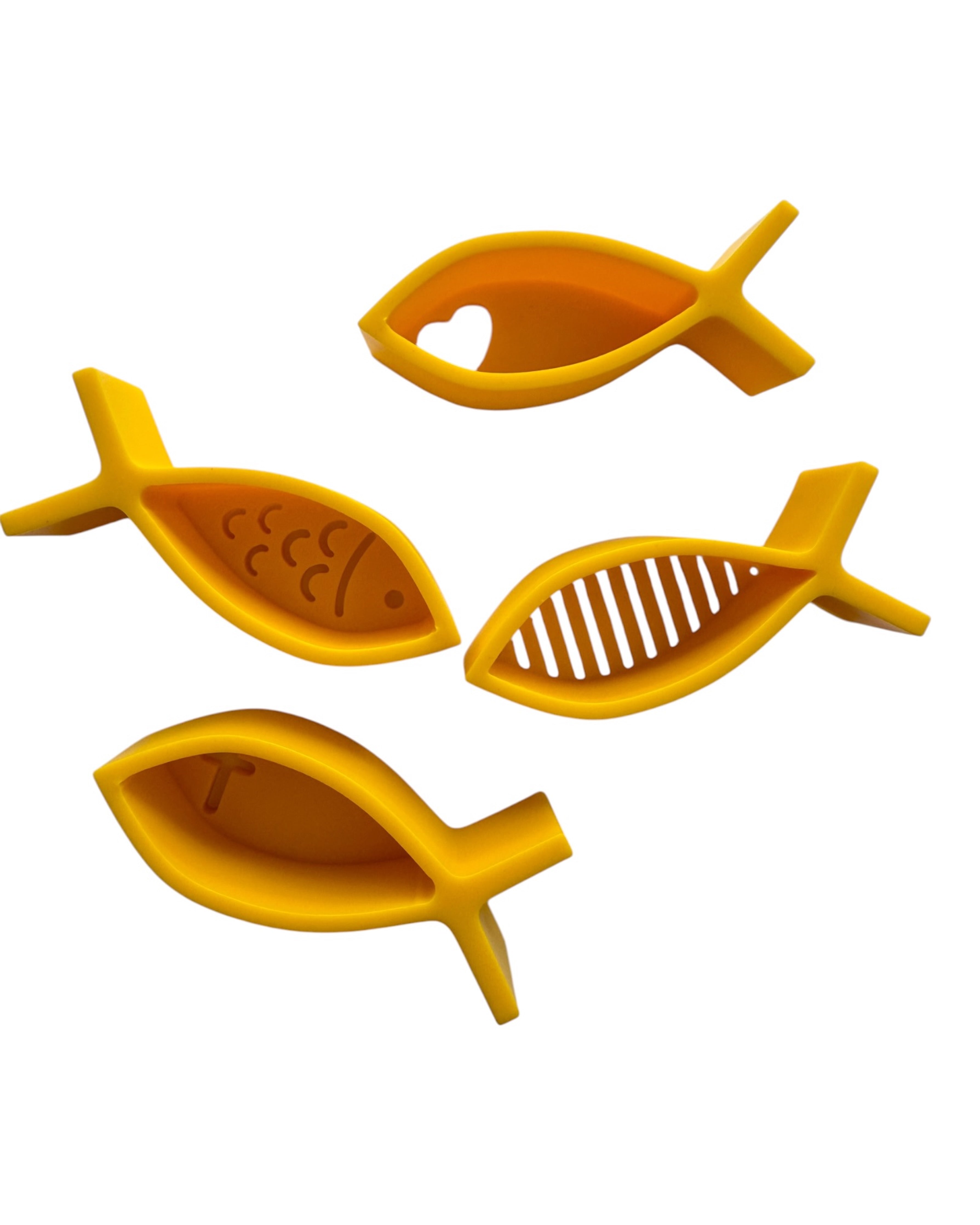 Lot de poissons décoratifs graphiques pour décoration de table contemporaine et ambiance vacances.
