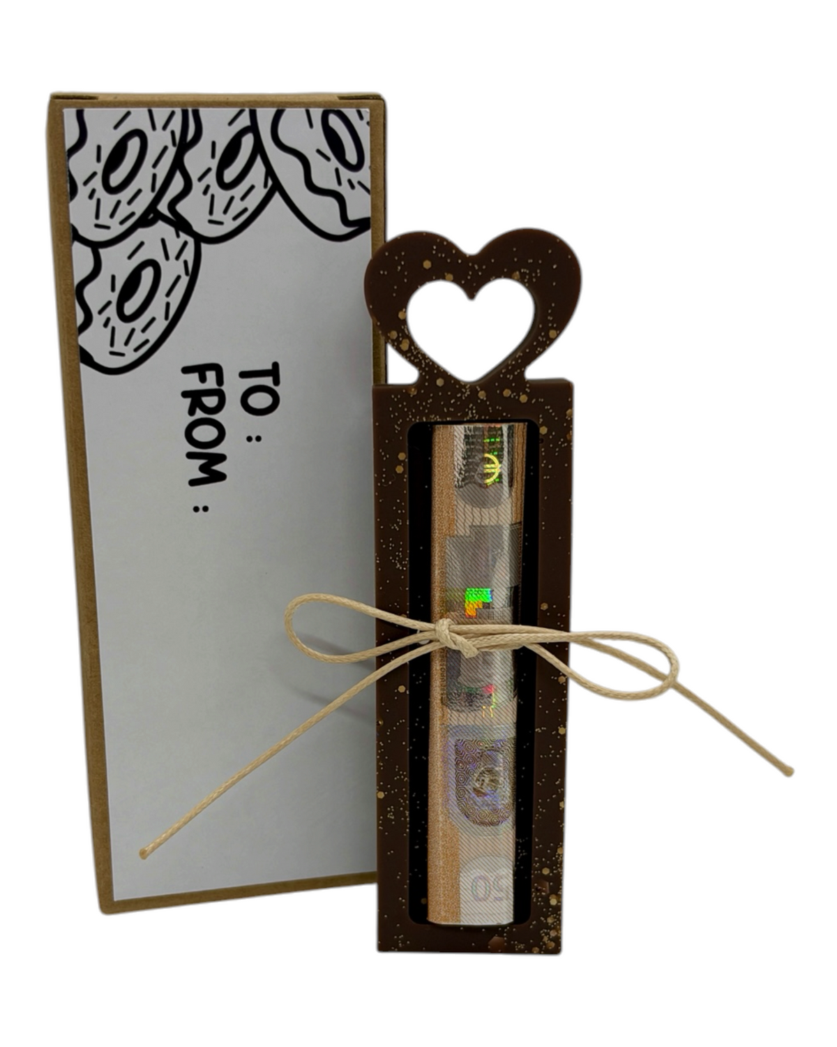 Support à billet en forme de cœur ajouré, finition chocolat à éclats dorés, contenant un billet roulé maintenu par une ficelle beige, accompagné de sa boîte.