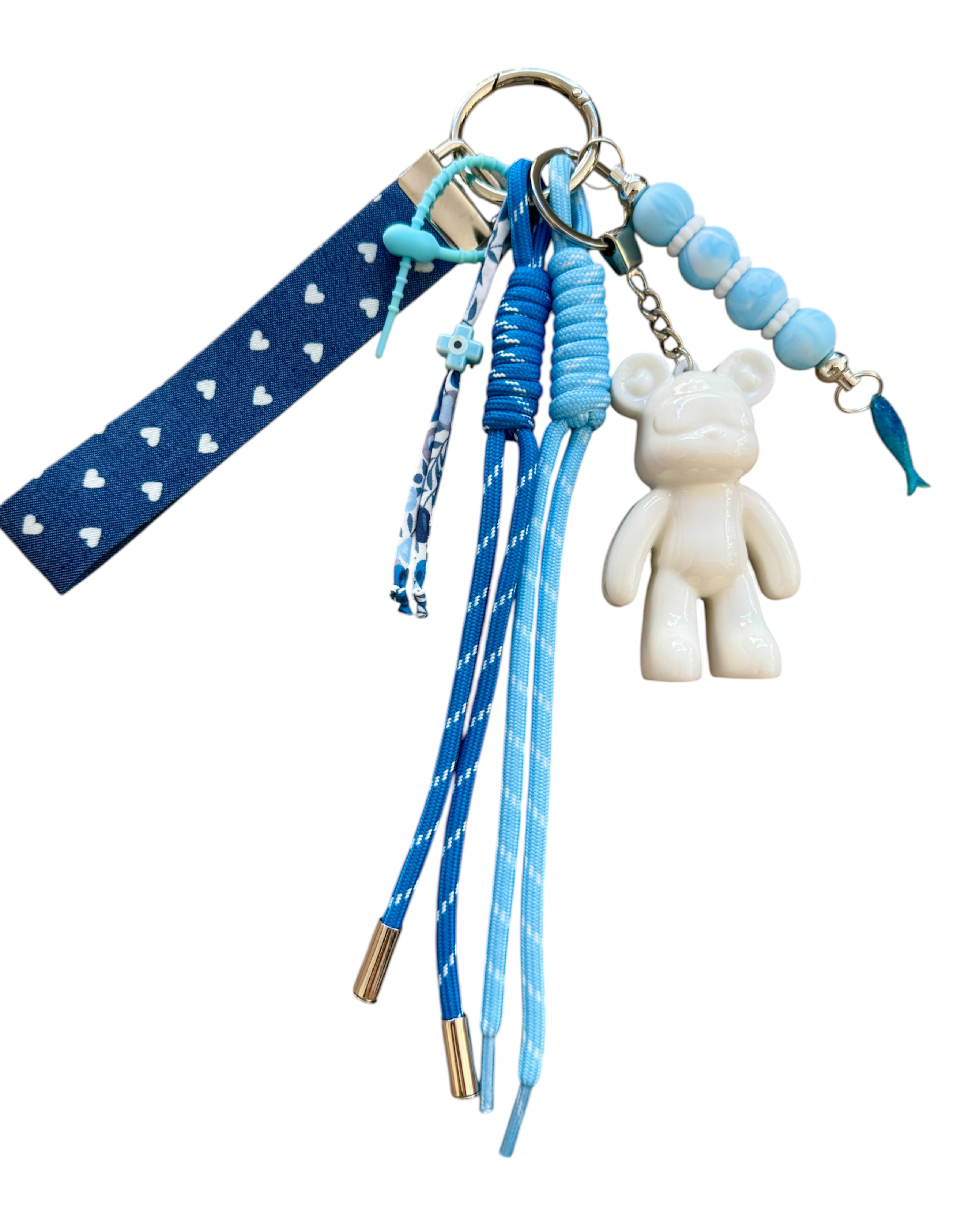 Porte-clé Urban Ted I'm Blue Baby en résine époxy blanche, accompagné de perles bleues, cordons bleu ciel et bleu marine, bracelet en tissu à cœurs et breloque poisson, entièrement fabriqué à la main.