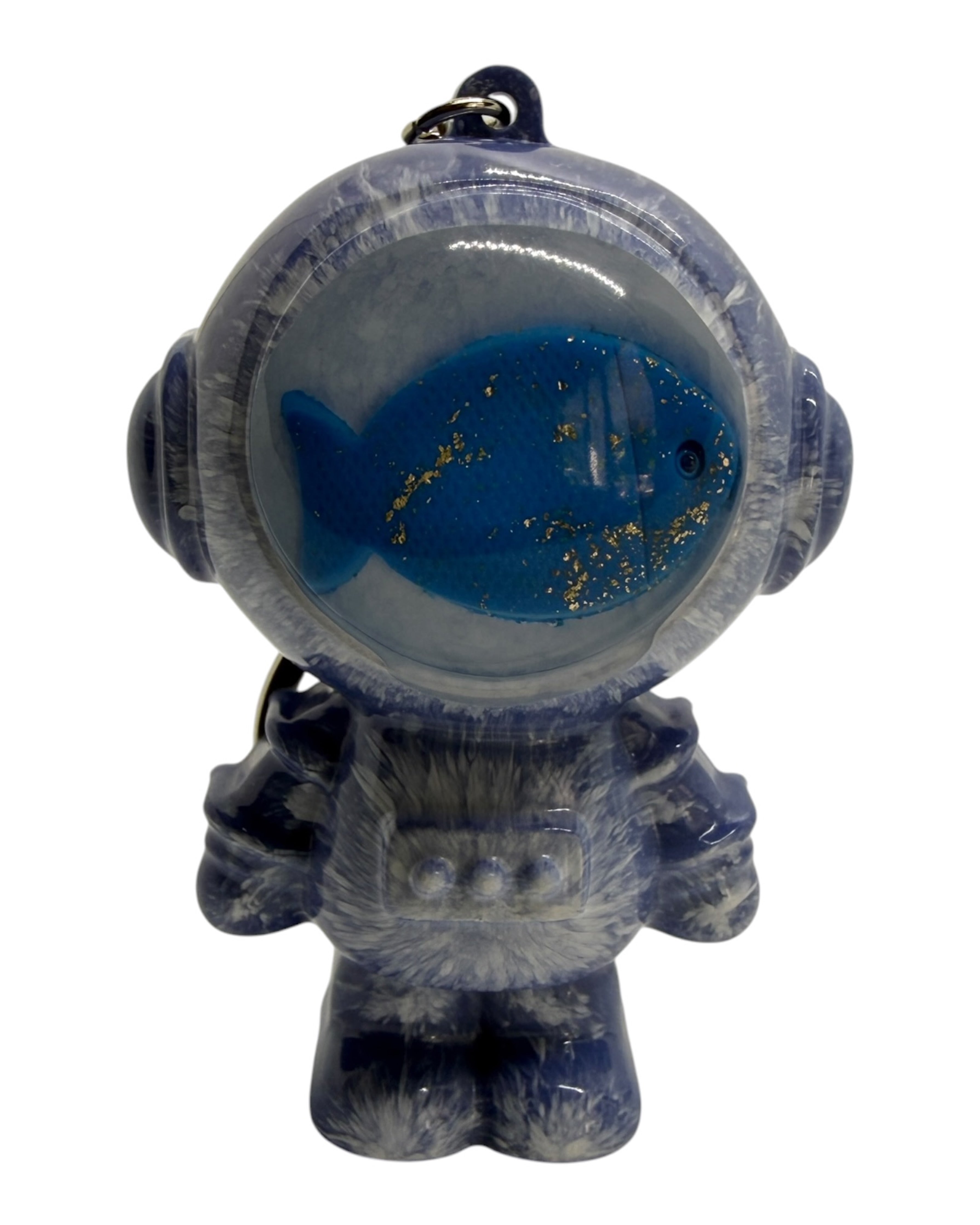 Porte-clé Andy Deep Ocean bleu marbré en résine époxy avec poisson bleu dans un casque transparent.
