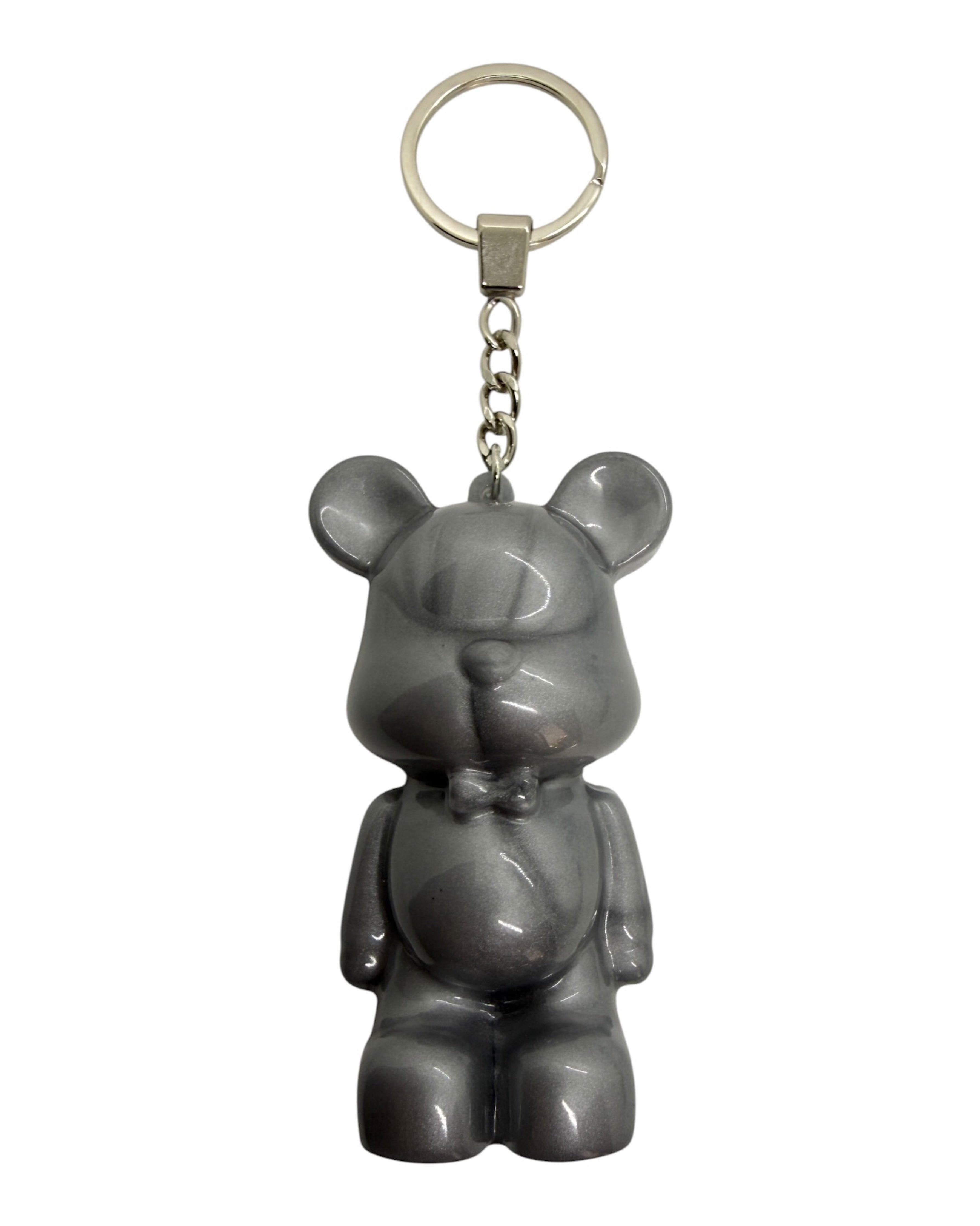 Petit ours gris brillant fait main en résine époxy avec style minimaliste et moderne.
