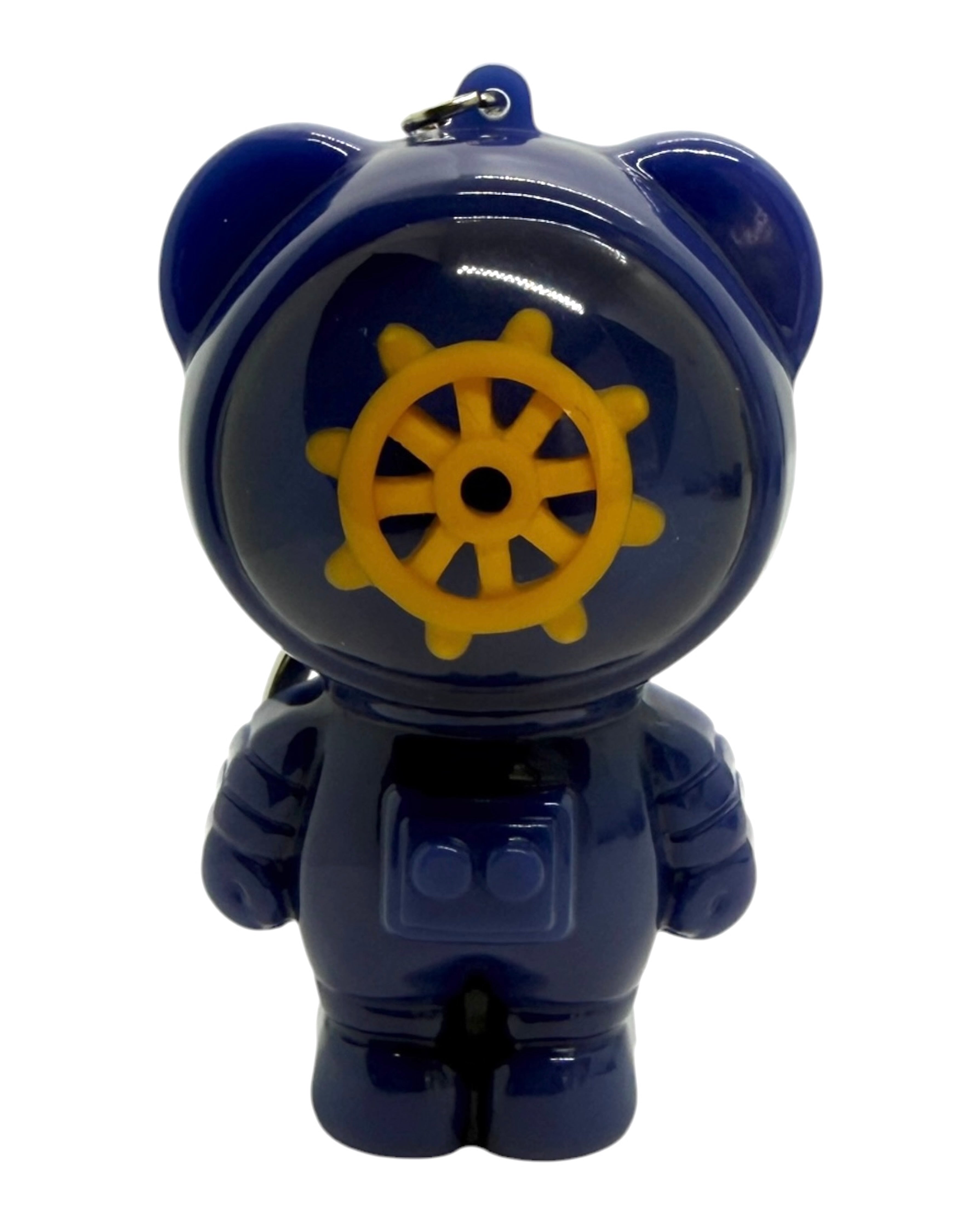 Porte-clés Izzy Captain Lolie’z en résine époxy avec gouvernail dans le casque, design bleu esprit marin et aventure.