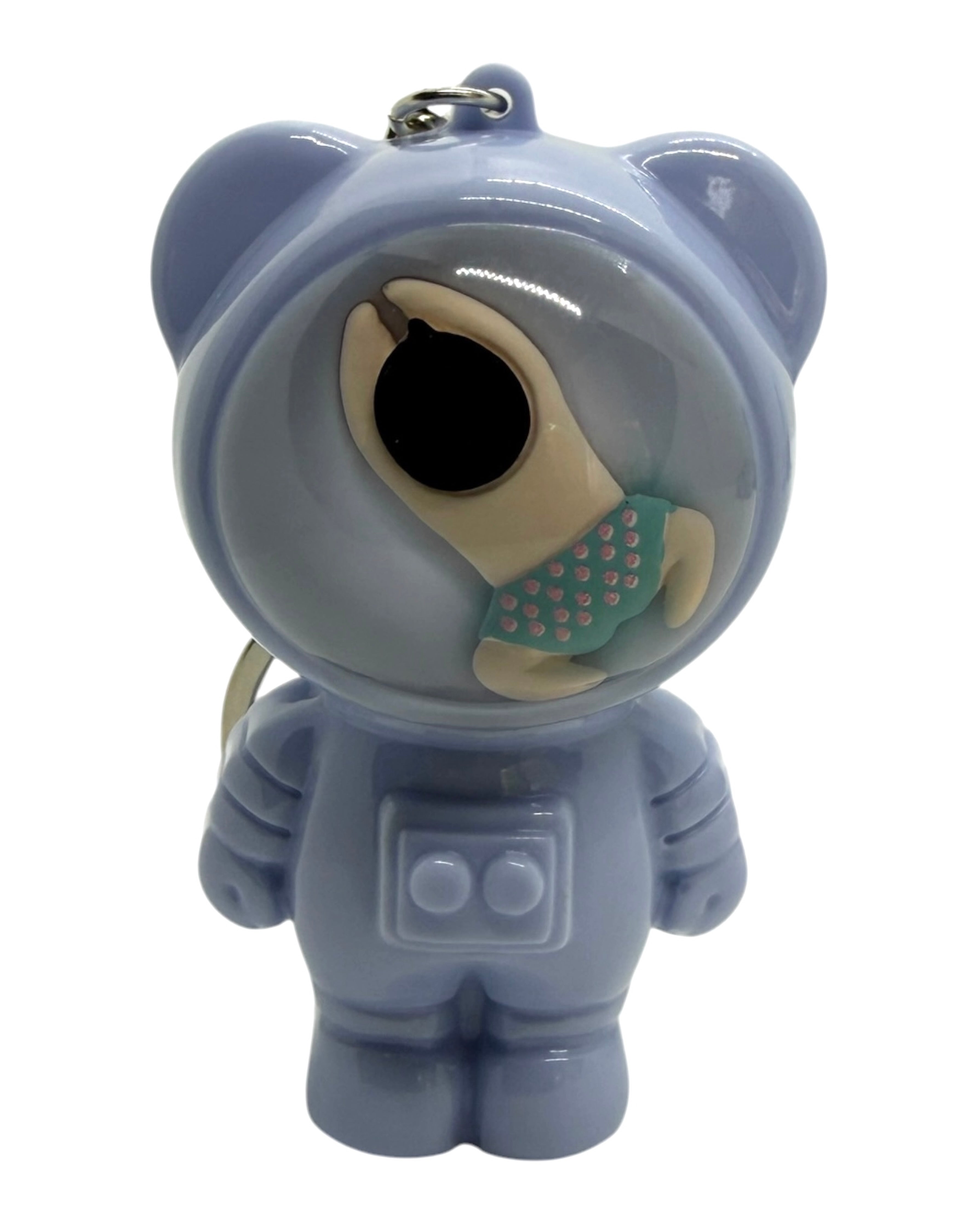 Porte-clés Izzy Petit Baigneur Lolie’z en résine époxy avec petit personnage flottant dans le casque, design bleu ciel et estival.