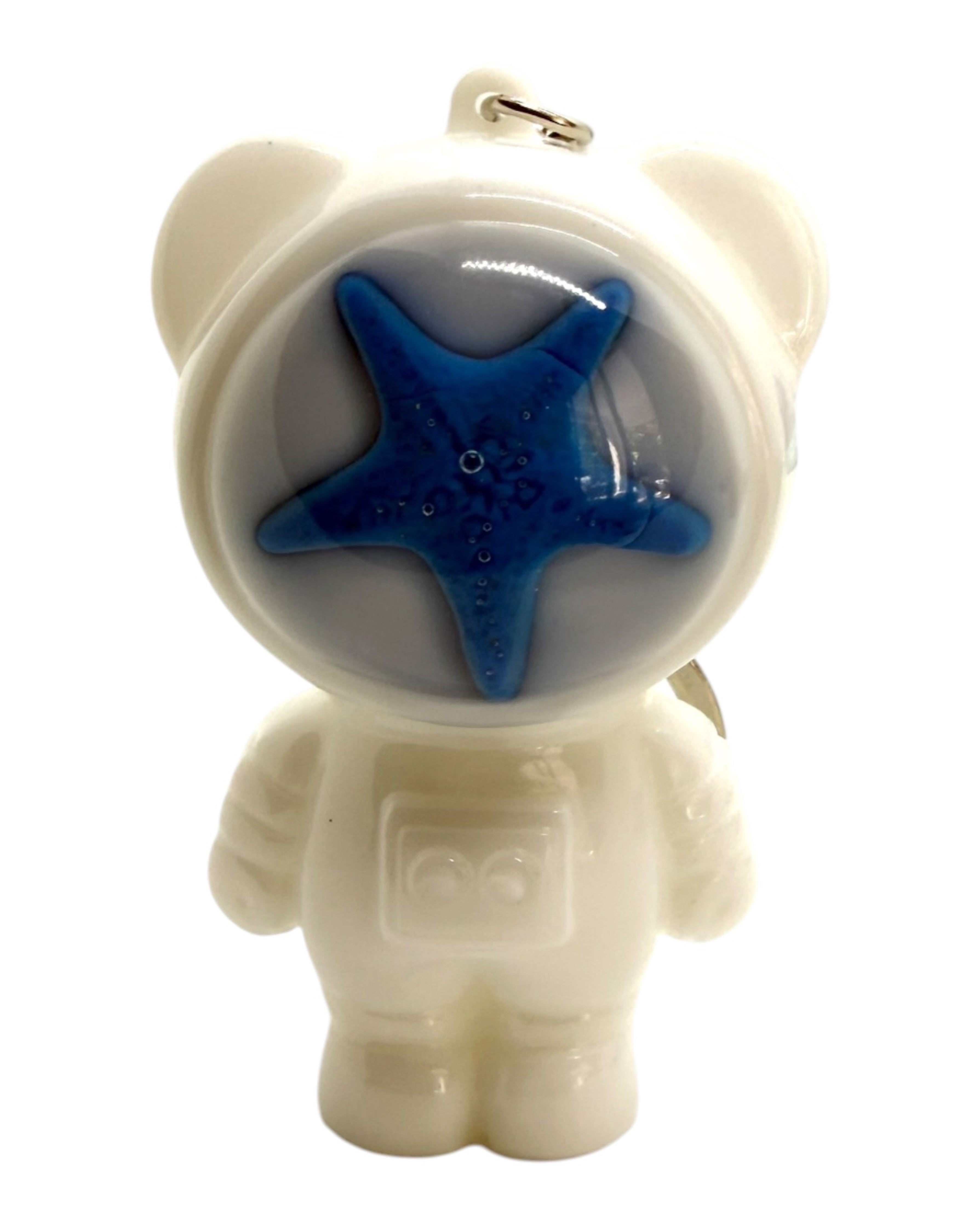 Porte-clé Izzy Blue Star blanc en résine époxy avec étoile de mer bleue dans un casque transparent.
