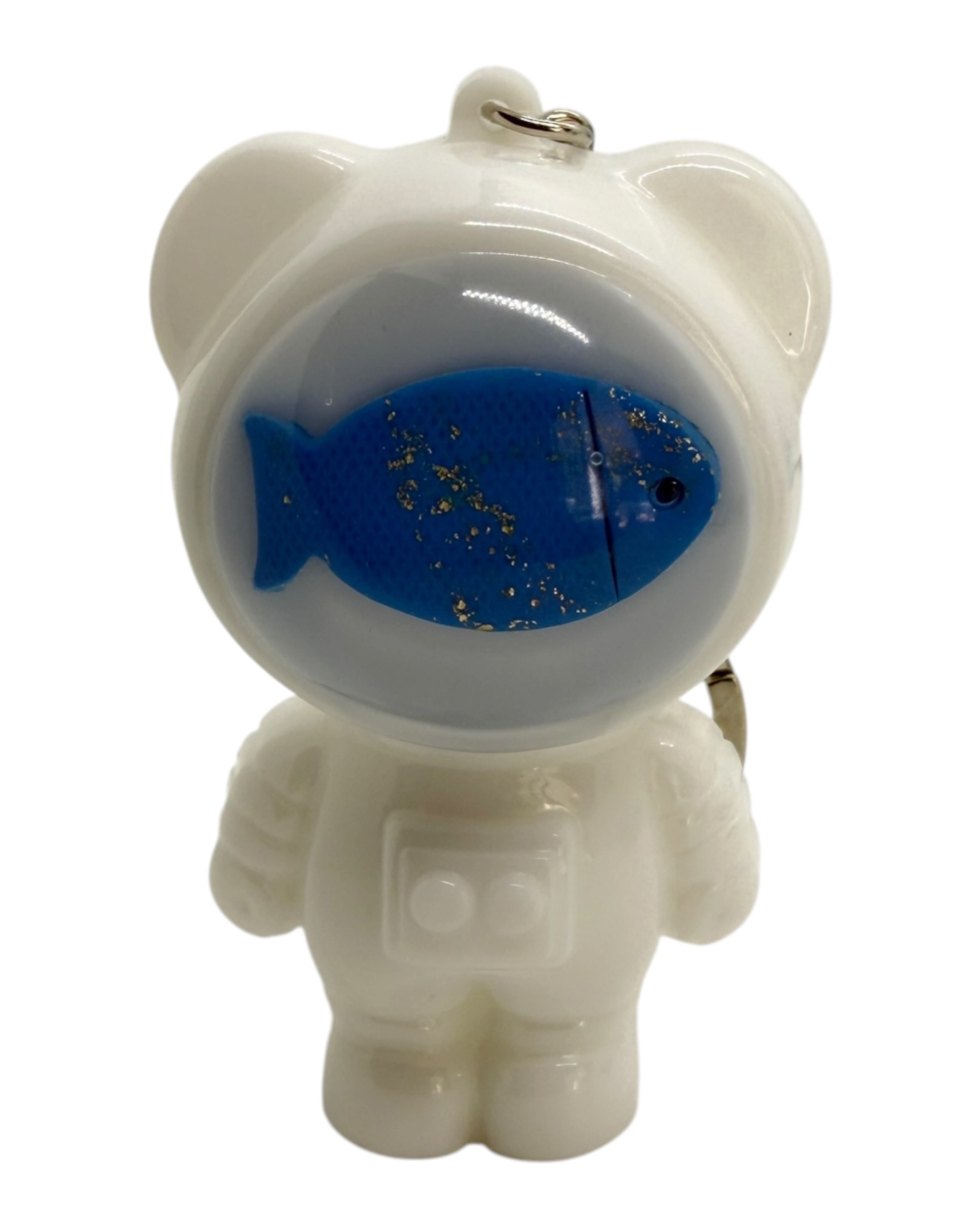 Porte-clé Izzy Ocean Fish blanc en résine époxy avec poisson bleu brillant dans un casque transparent.
