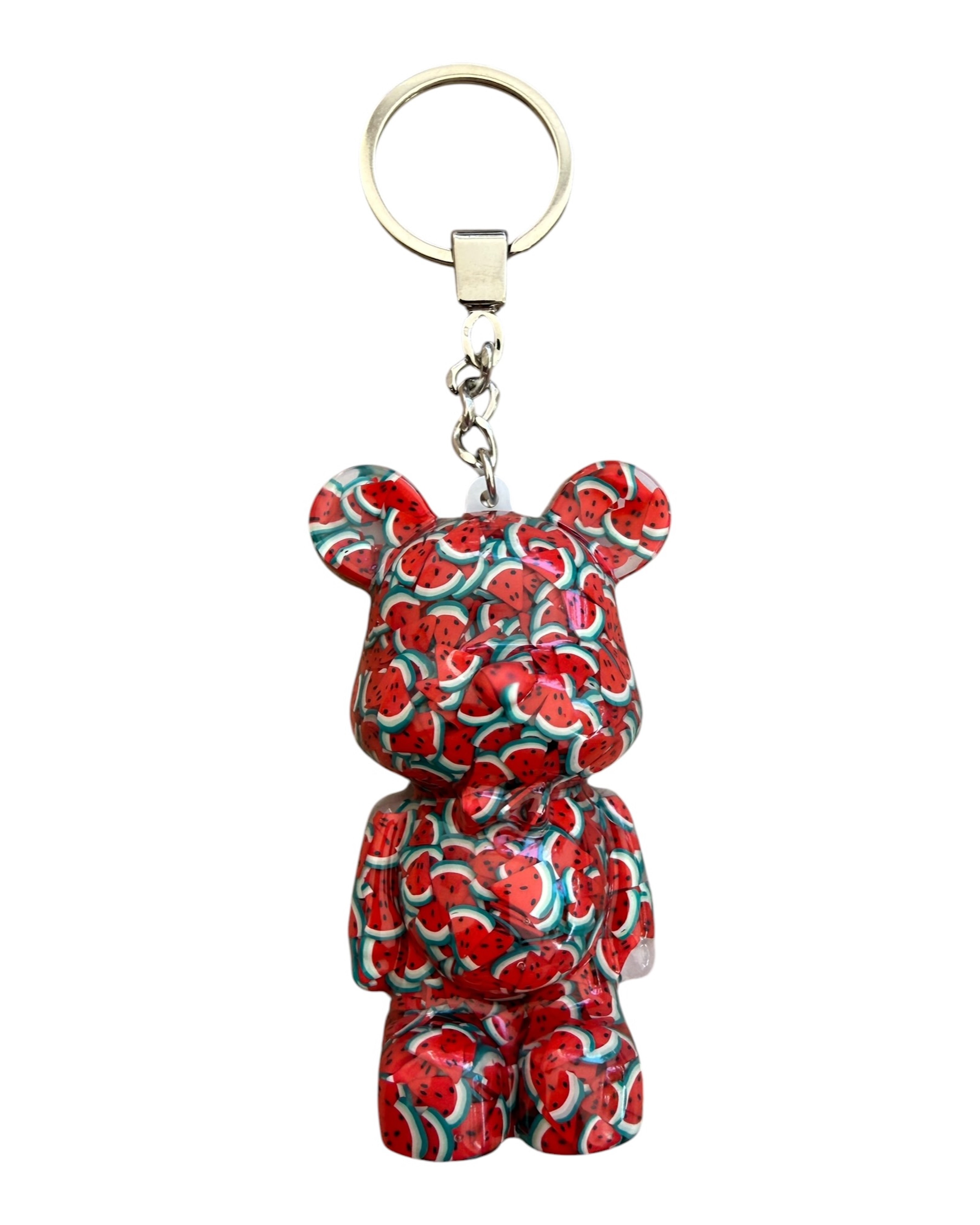 Teddy’z Watermelon en résine époxy avec tranches de pastèque intégrées, porte-clés ours rouge glossy fait main, accessoire coloré inspiré de l’été.