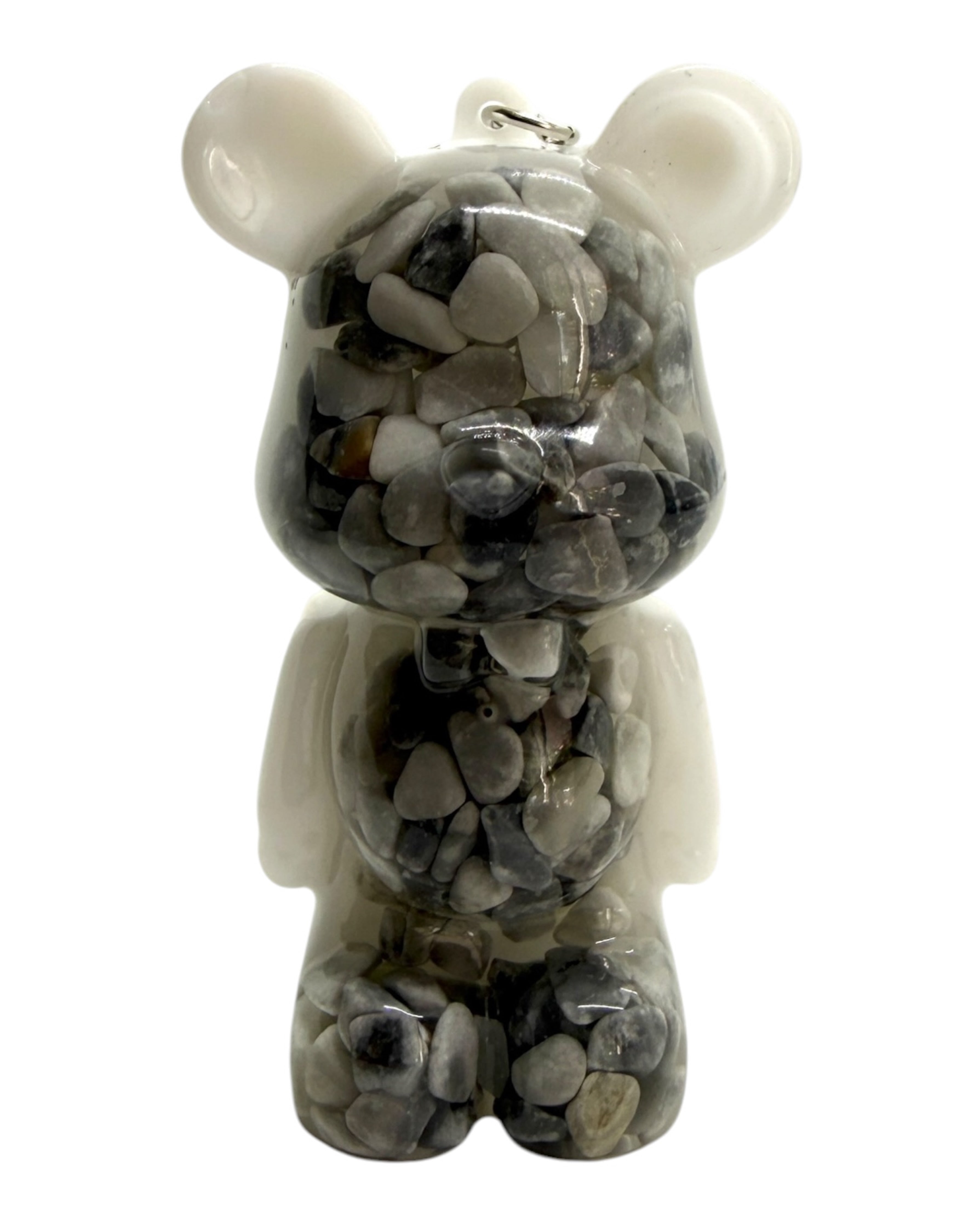 Petit ours transparent rempli de pierres naturelles grises et blanches en résine époxy.
