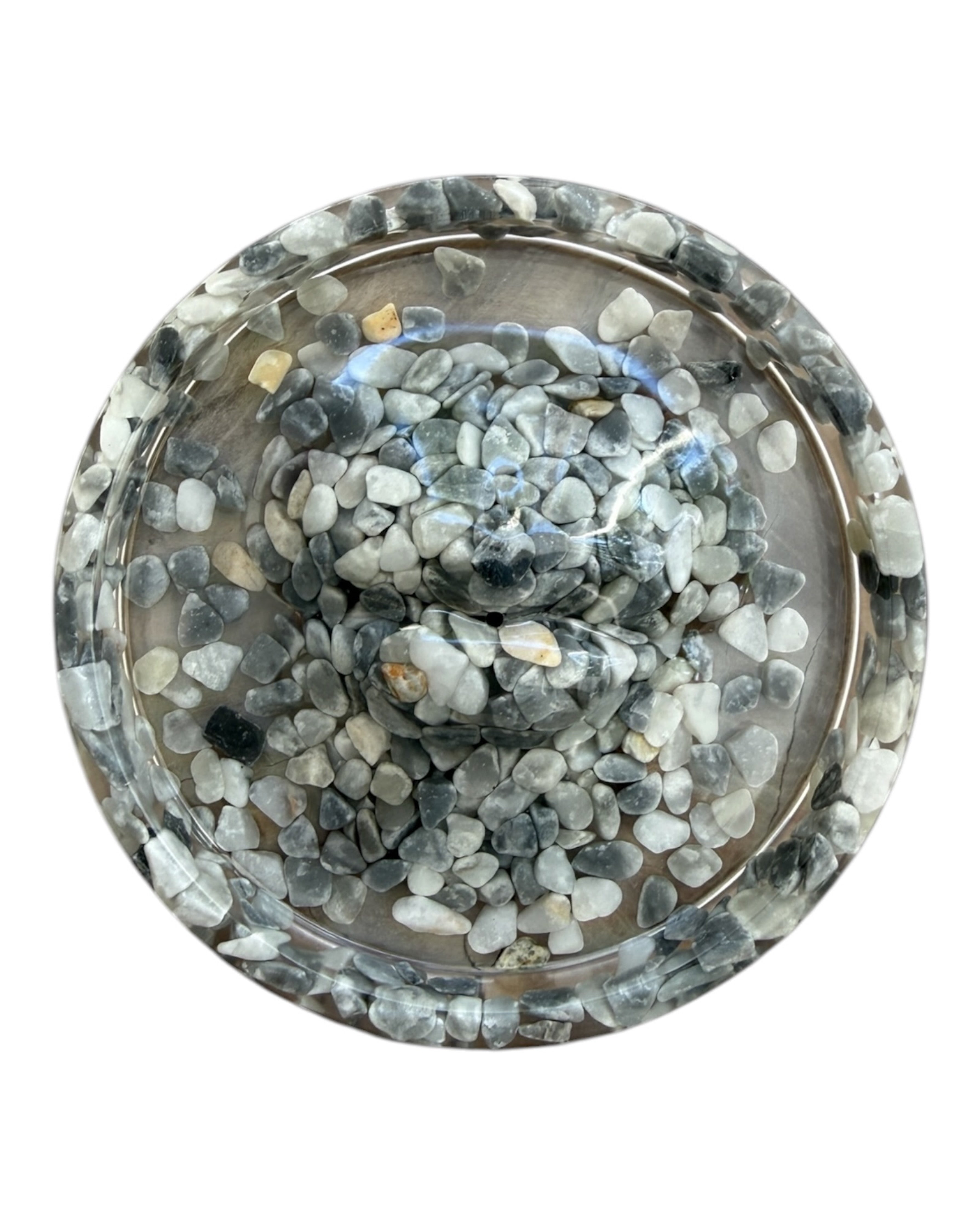 Porte-encens Bisou Bisou en résine époxy avec pierres incrustées, bouche décorative au style minéral, fait main, pièce unique pour une ambiance apaisante et originale.
Lolie'z