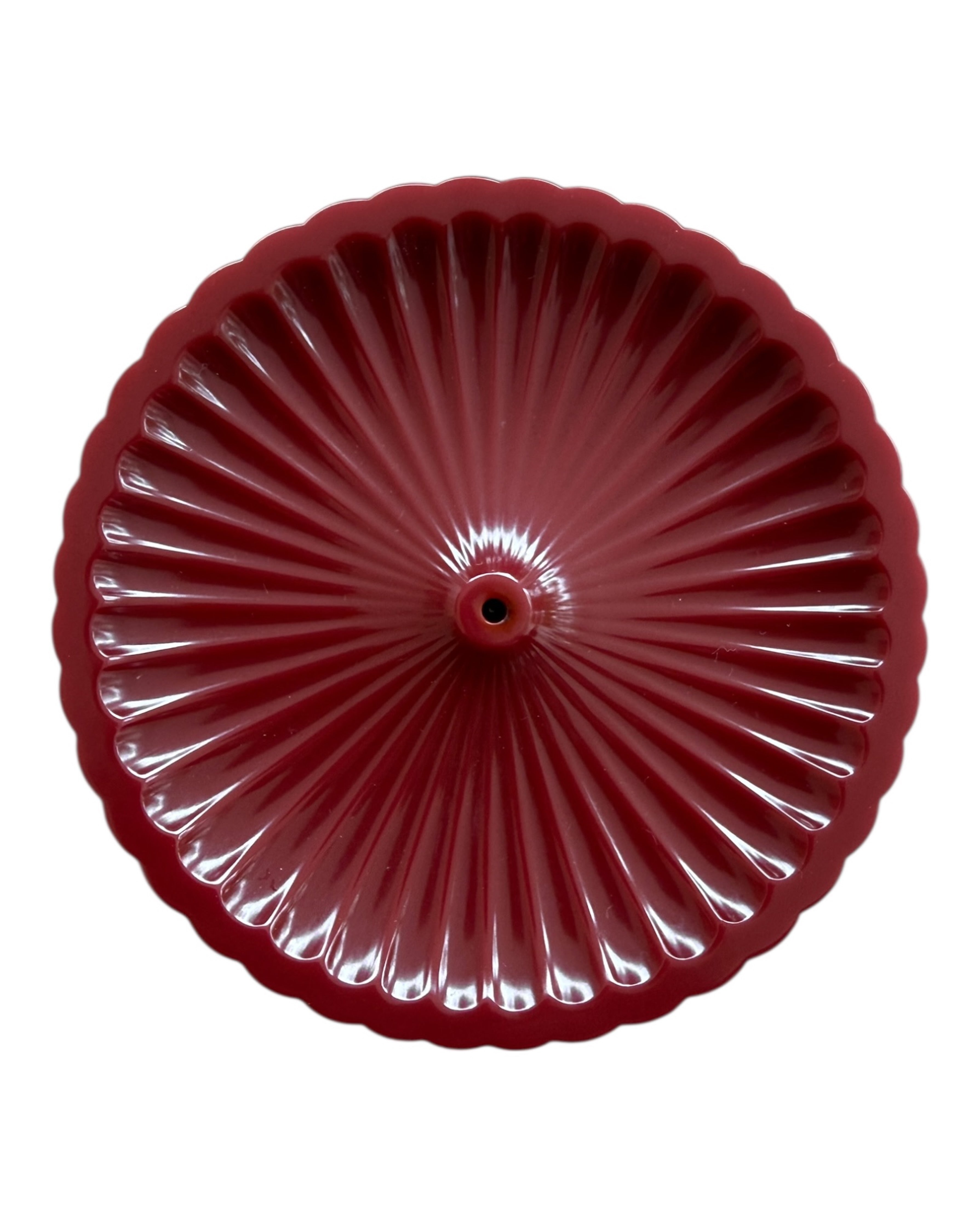 Porte-encens Nami bordeaux en résine époxy aux lignes ondulées inspirées des vagues, objet déco minimaliste et apaisant.