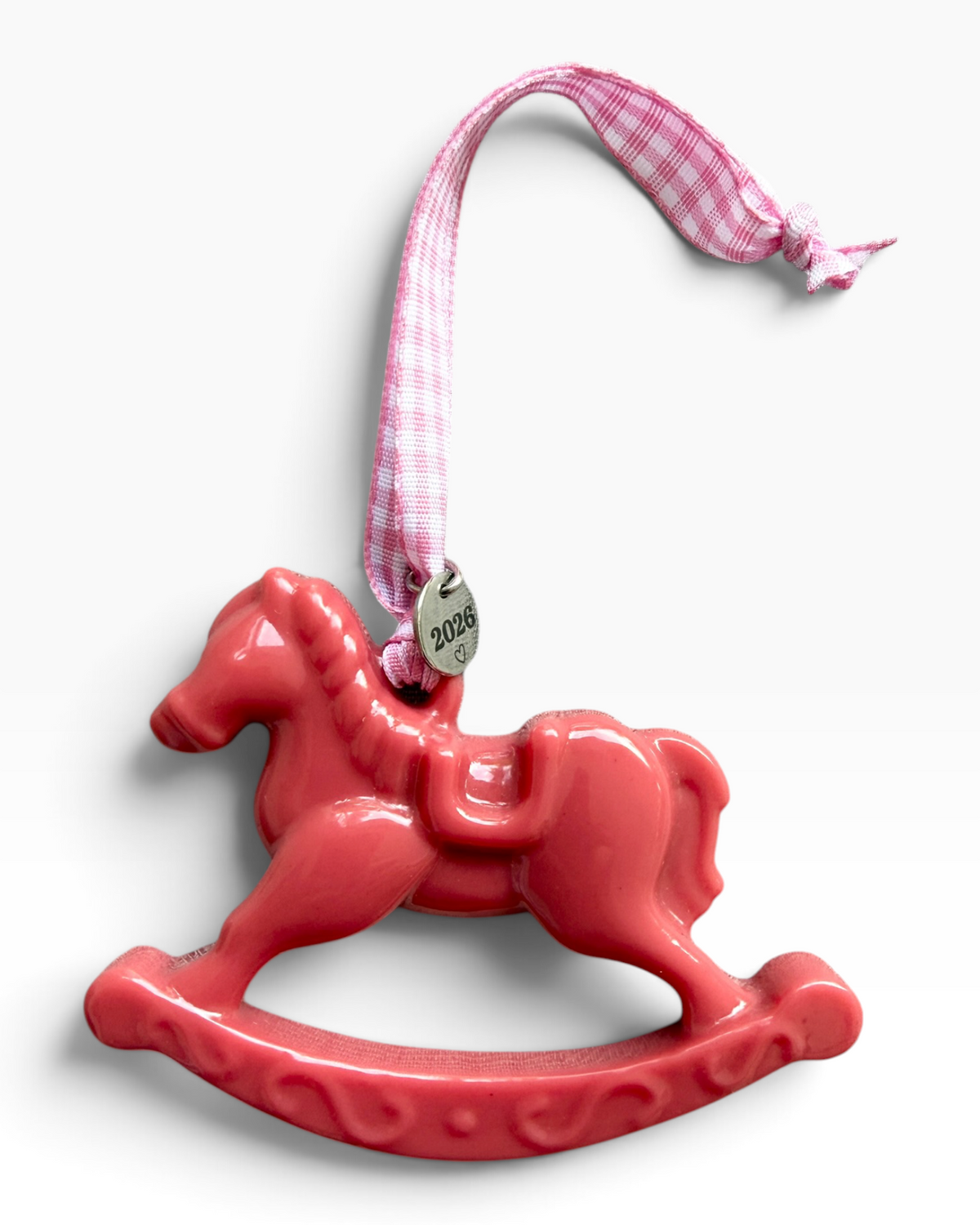 Cheval à bascule rose en résine époxy avec ruban vichy rose et médaille 2026, souvenir du premier Noël de bébé.