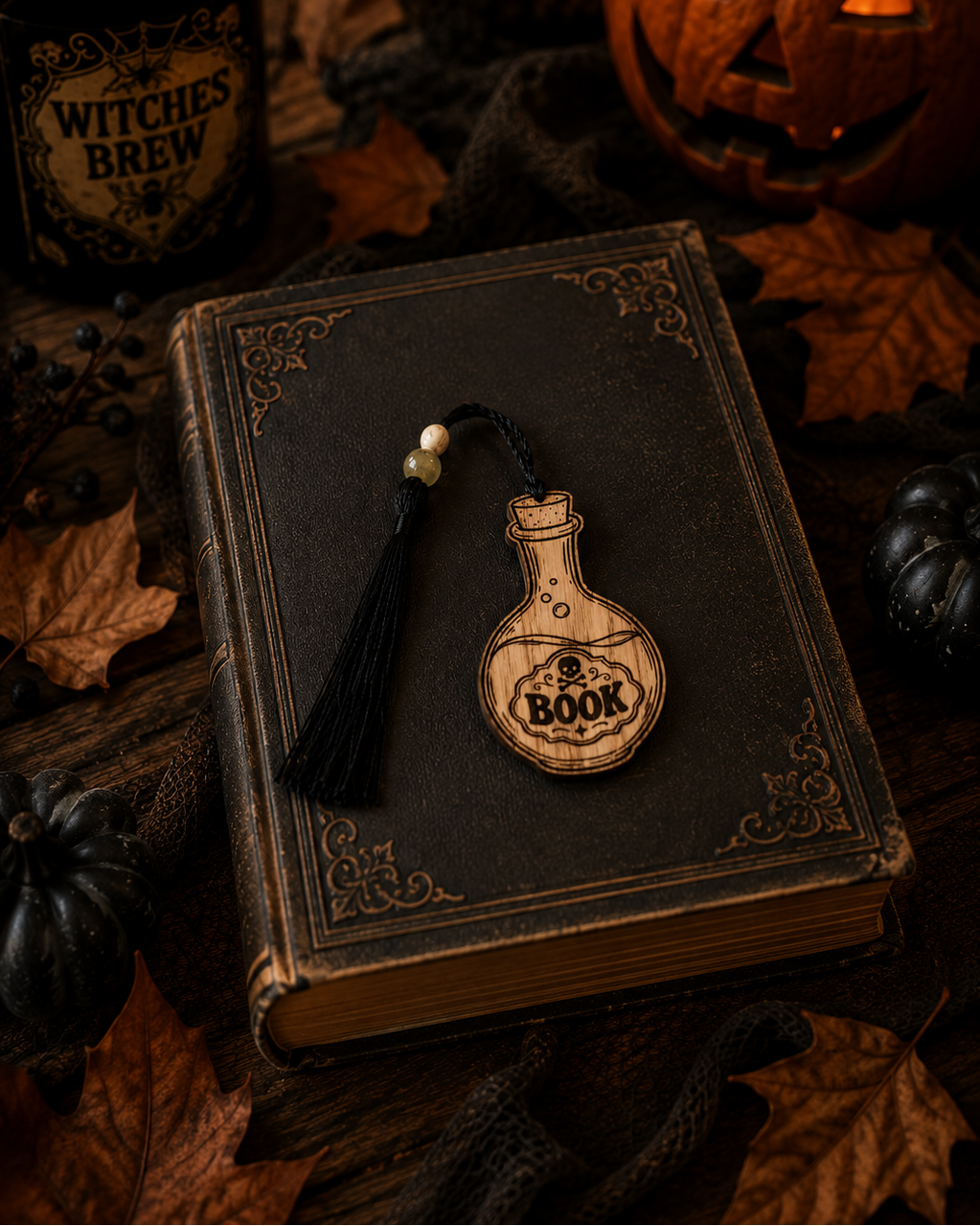 READING POTION, marque-page en bois en forme de flacon de potion gravé, avec cordon, perles et pompon noir pour les amateurs de fantasy.