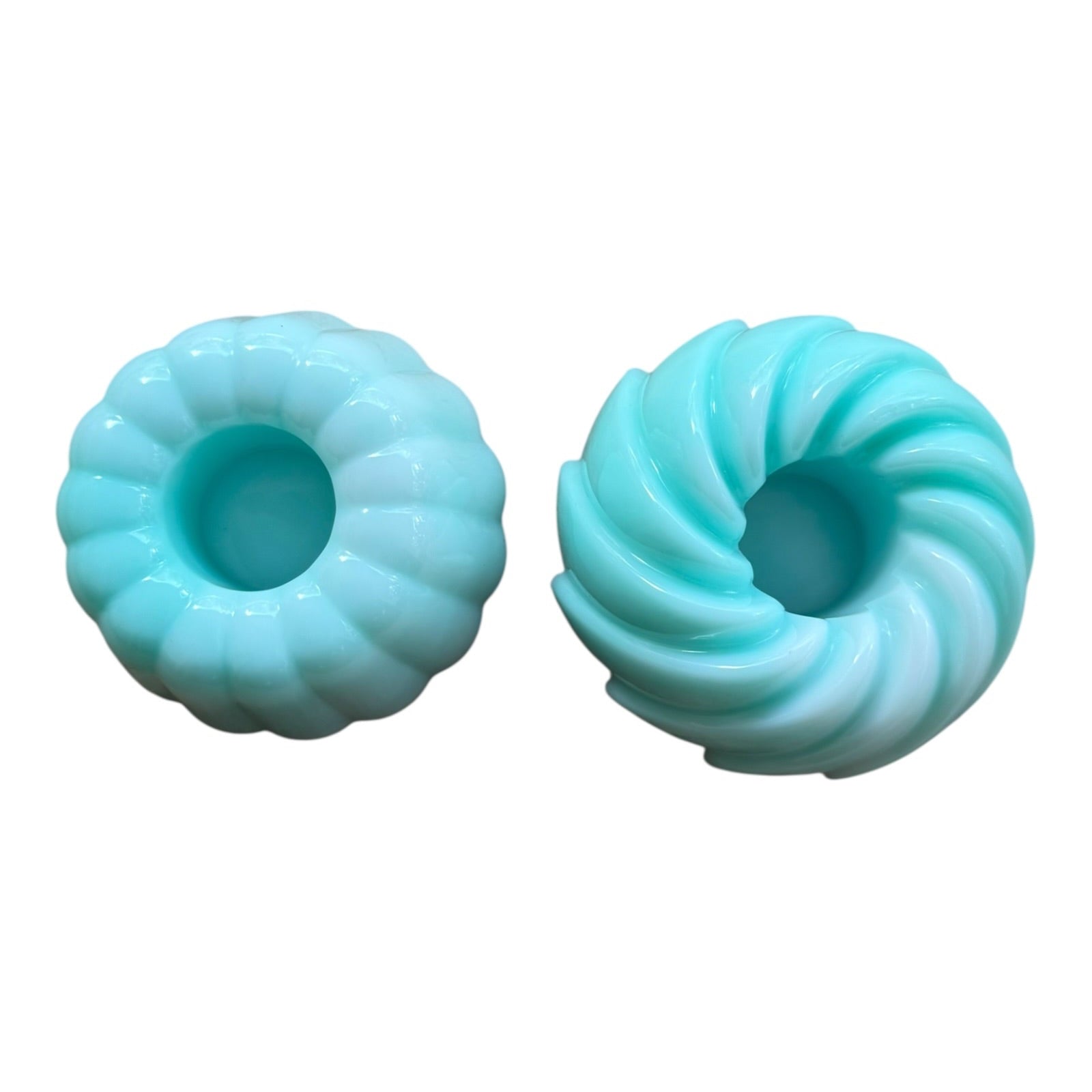 Bougeoir Soft Cakes en résine époxy fait main, aux formes douces inspirées de la pâtisserie, dans des tons turquoise pastel, pour une décoration  gourmande.