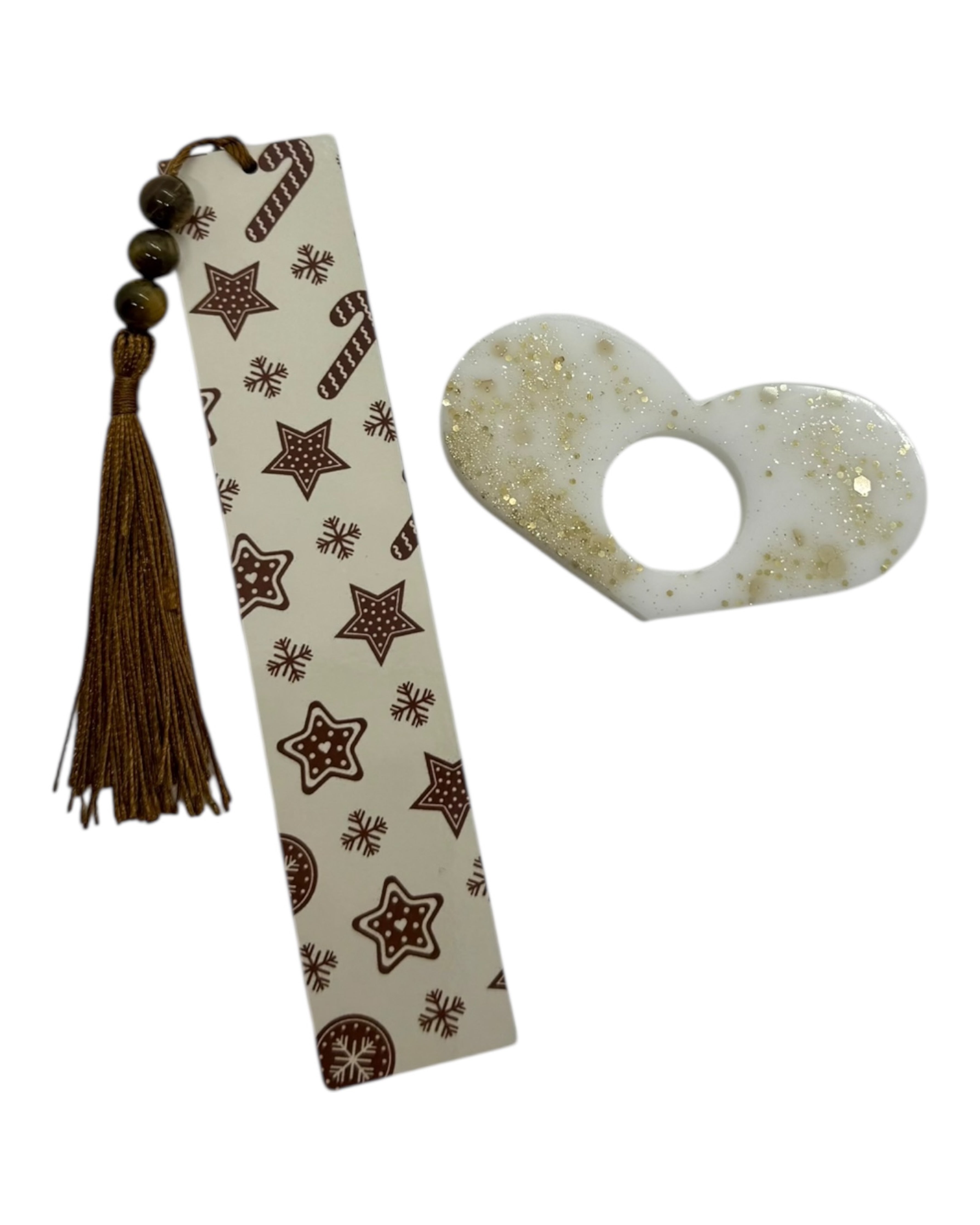 Kit Rêve d’Hiver avec un marque-page en bois et une bague de lecture en résine époxy, alliant douceur et élégance.
