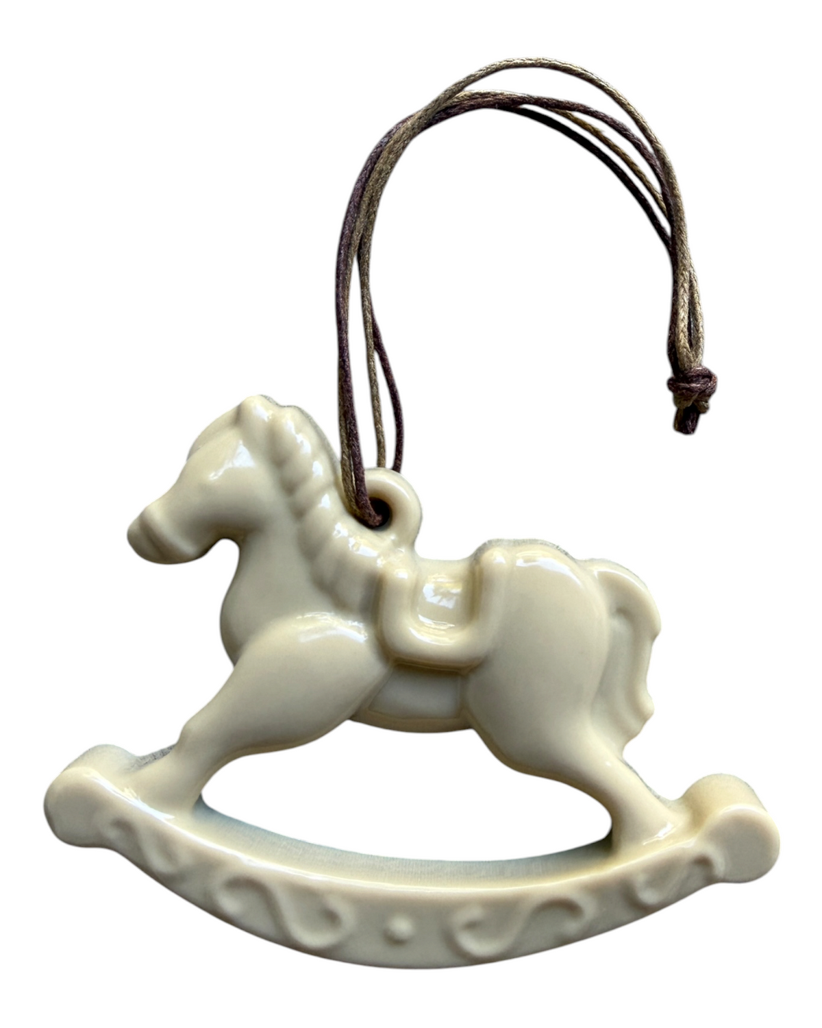 Suspension de Noël Rocking Horse Latte en résine époxy entièrement fabriquée à la main. Cheval à bascule beige à suspendre dans un sapin ou comme décoration artisanale de Noël.