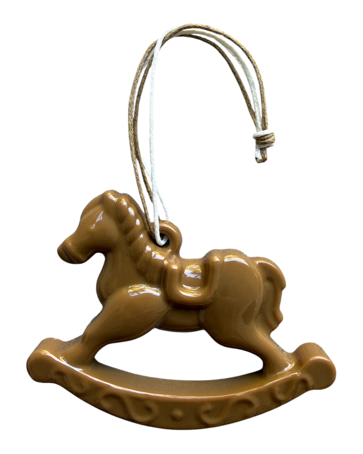 Suspension de Noël Rocking Horse Pain d'Épices en résine époxy réalisée à la main. Cheval à bascule marron inspiré des jouets anciens, idéal pour décorer un sapin ou offrir à Noël.