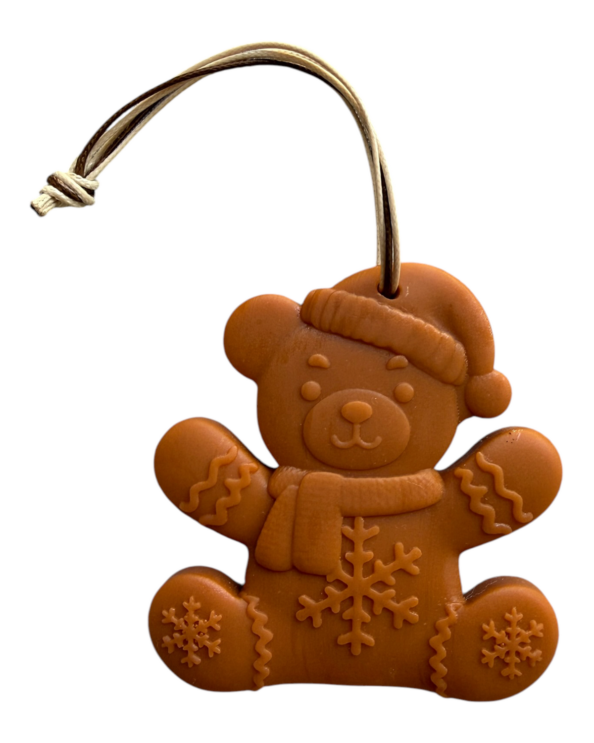 Snowy Bear couleur pain d’épice avec bonnet, écharpe et flocons, suspension de Noël artisanale en résine époxy Lolie’z.