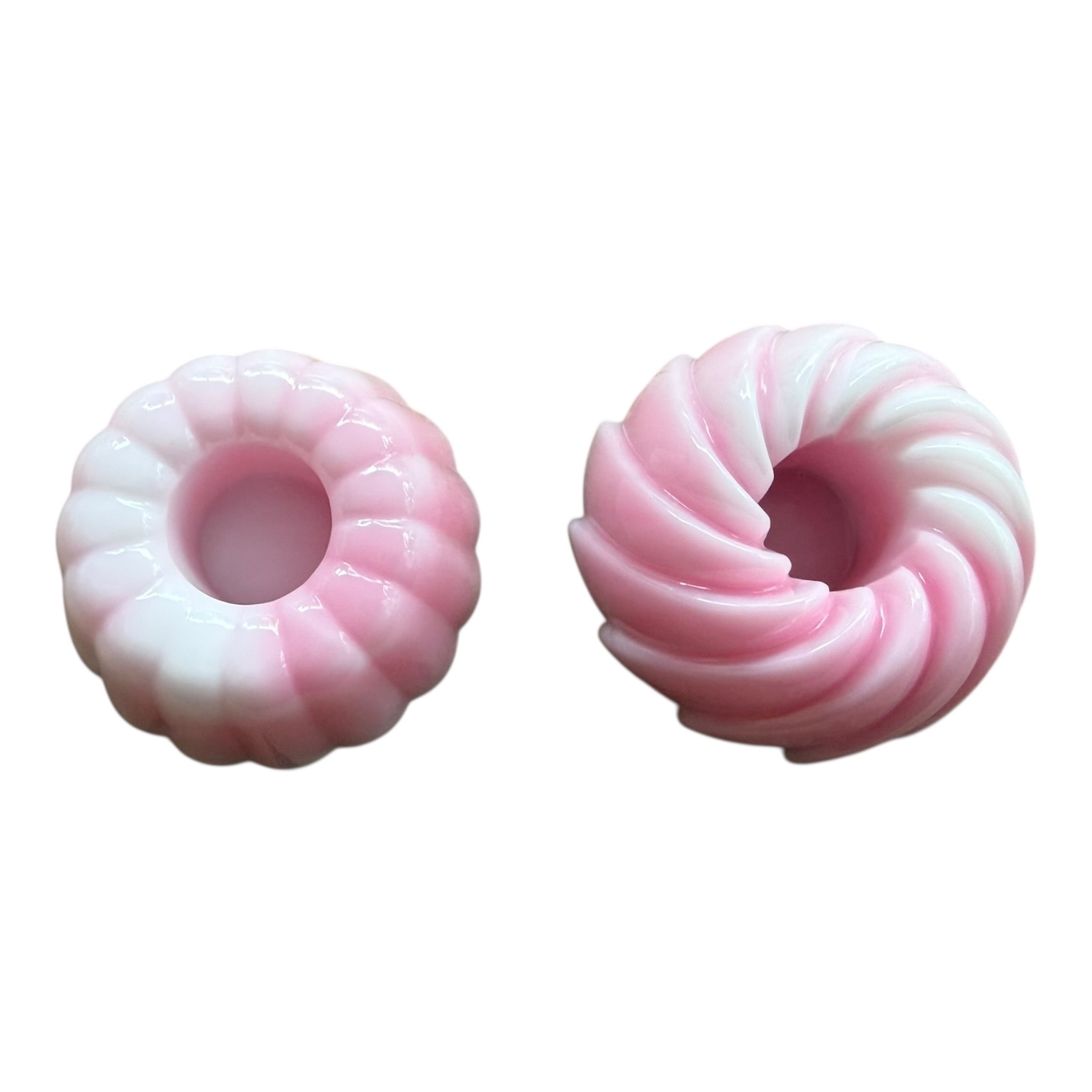 Bougeoir Soft Cakes en résine fait main, aux formes douces inspirées de la pâtisserie, dans des tons pastel, pour une décoration arty et gourmande.