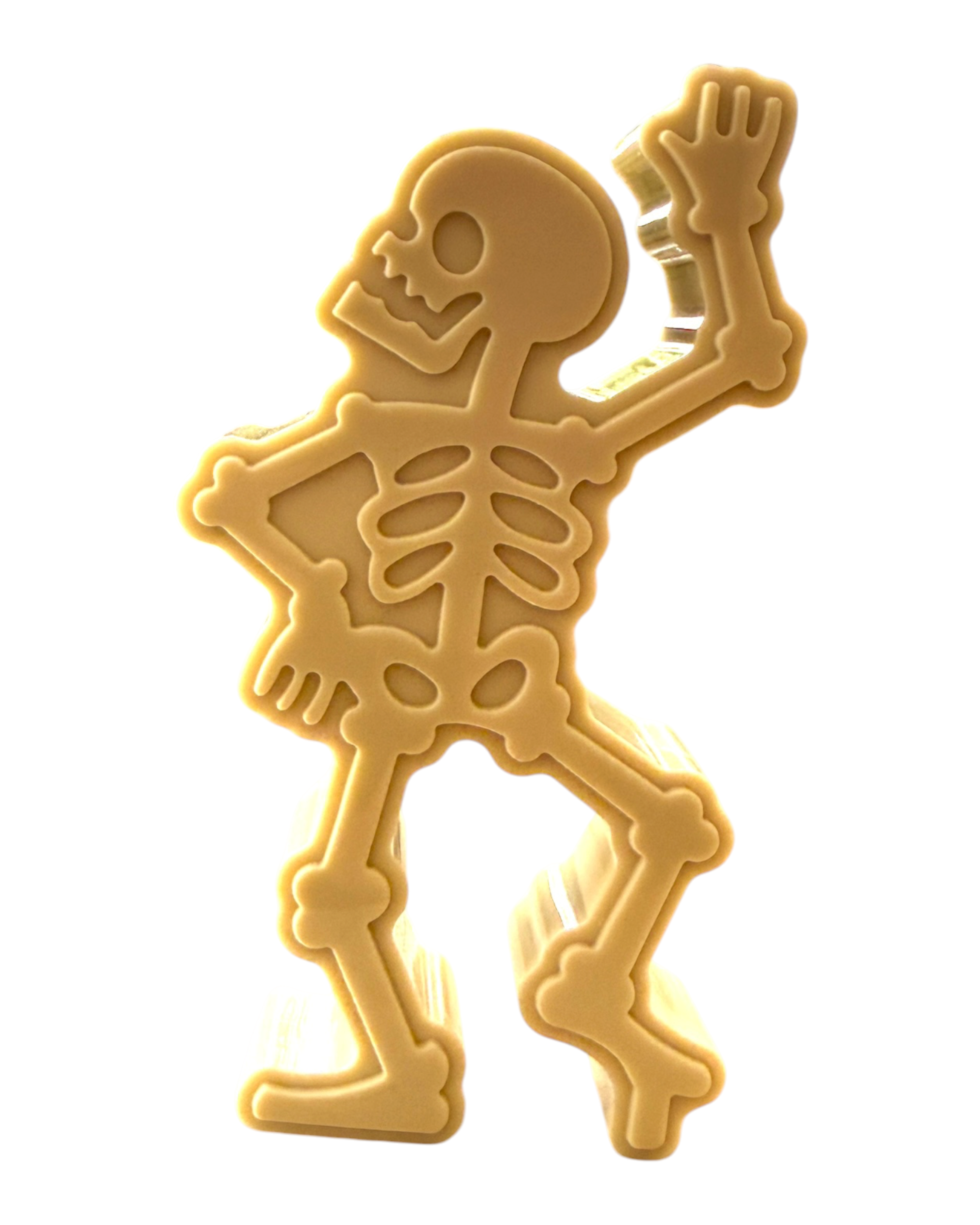 Squelette décoratif dansant Lolie’z en résine époxy couleur beige, création artisanale pour une décoration d’Halloween originale.