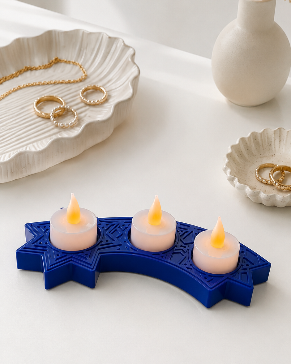 Starlight, bougeoir étoilé bleu en résine époxy avec trois bougies LED, entièrement fabriqué à la main par Lolie’z.
