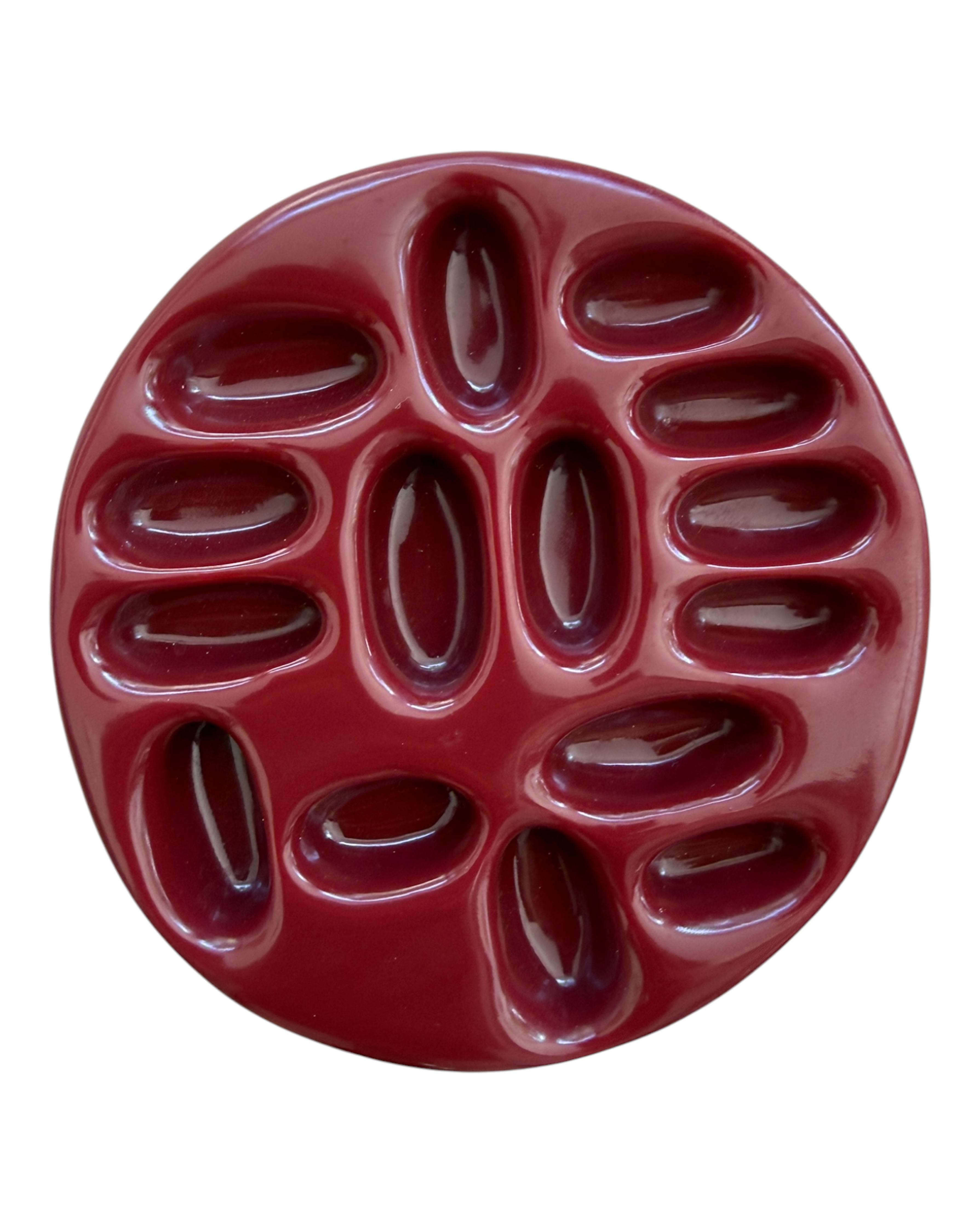 Support à bagues rouge bordeaux en résine époxy fait main avec plusieurs compartiments pour garder ses bijoux à portée de main.