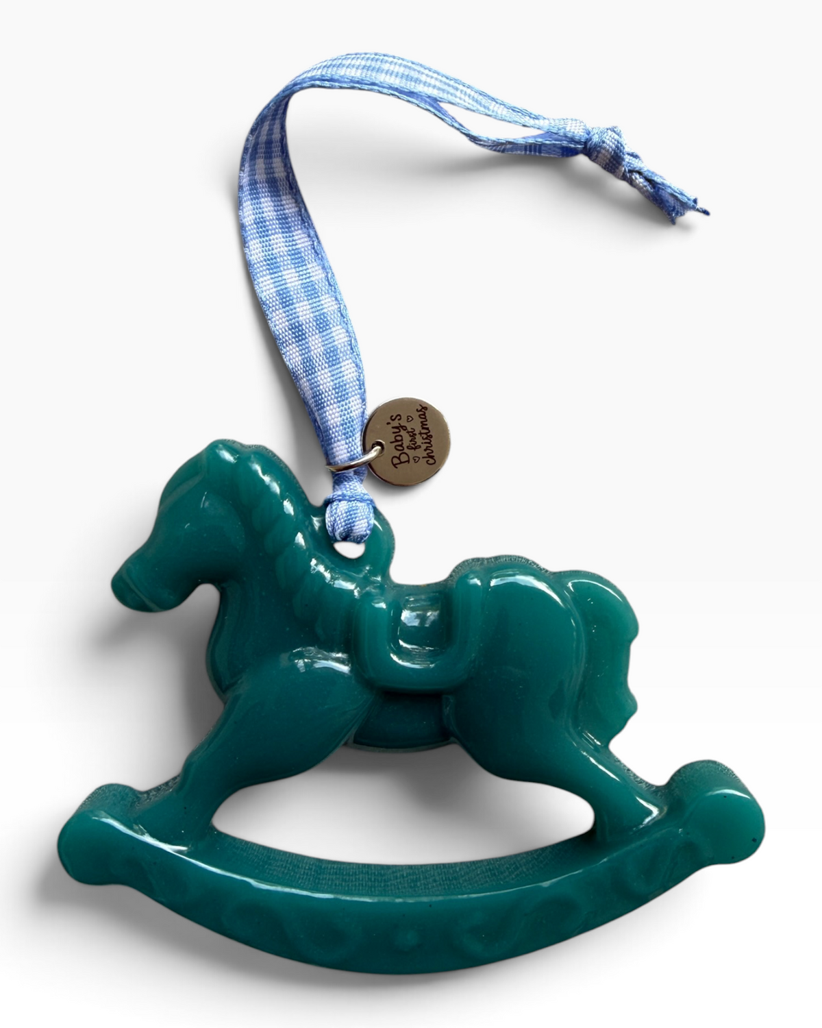 Suspension cheval à bascule vert en résine époxy avec ruban vichy bleu et médaille Baby’s First Christmas.