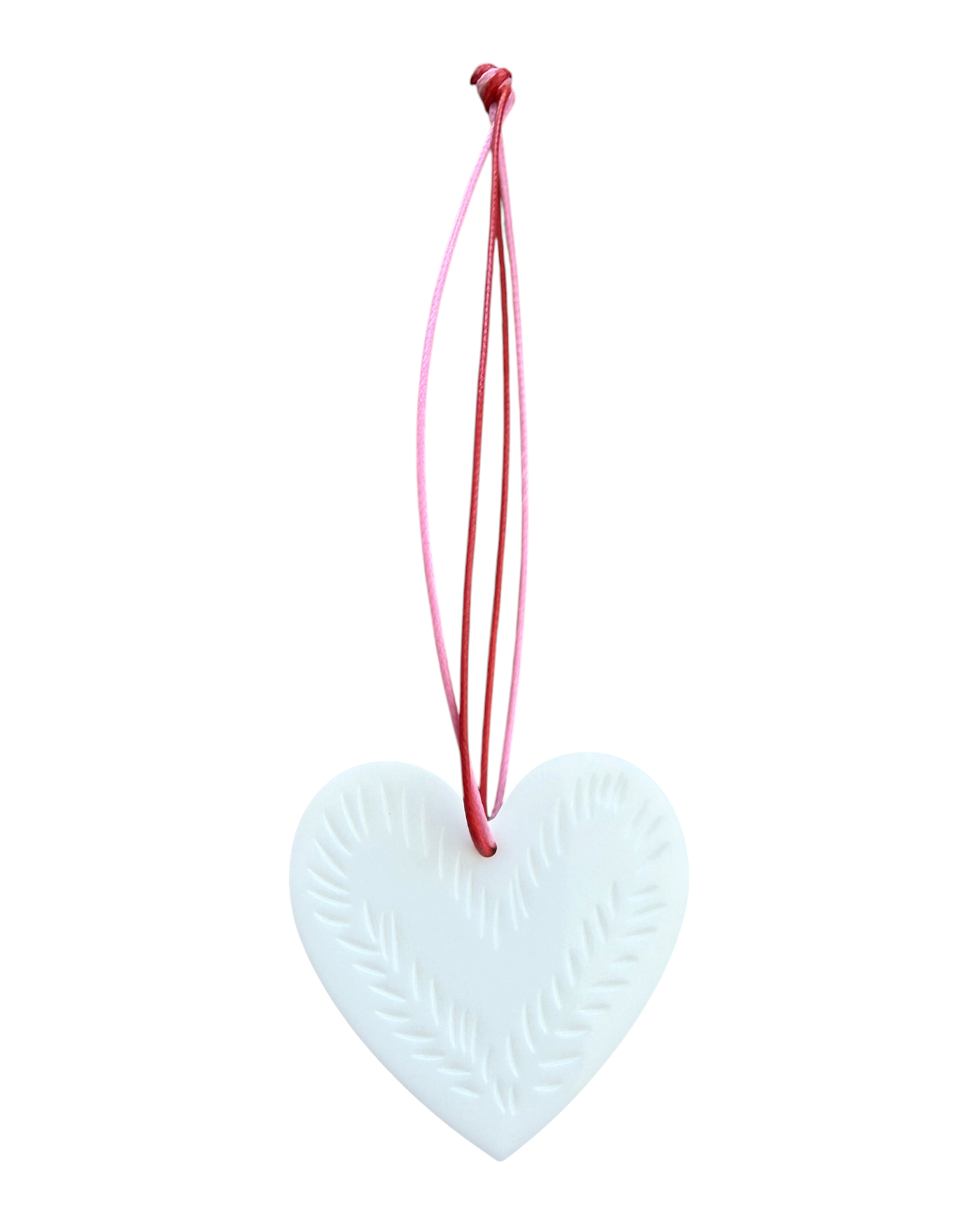 Suspension Tiny Leaf blanche en résine époxy avec cœur décoré d'un relief végétal et lien rose et rouge