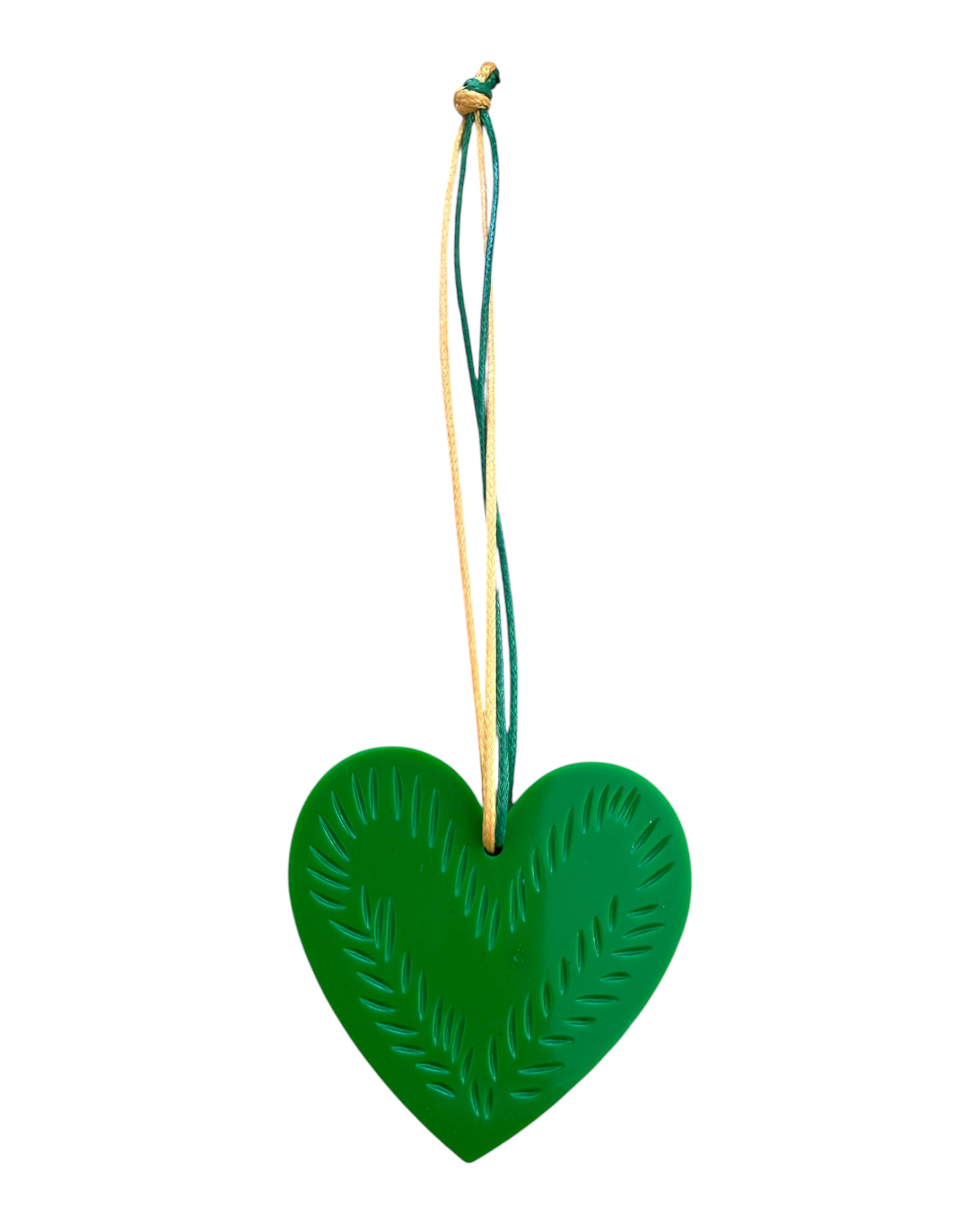 Suspension Tiny Leaf verte en résine époxy avec cœur décoré d'un motif de feuilles gravées et lien vert et jaune.
