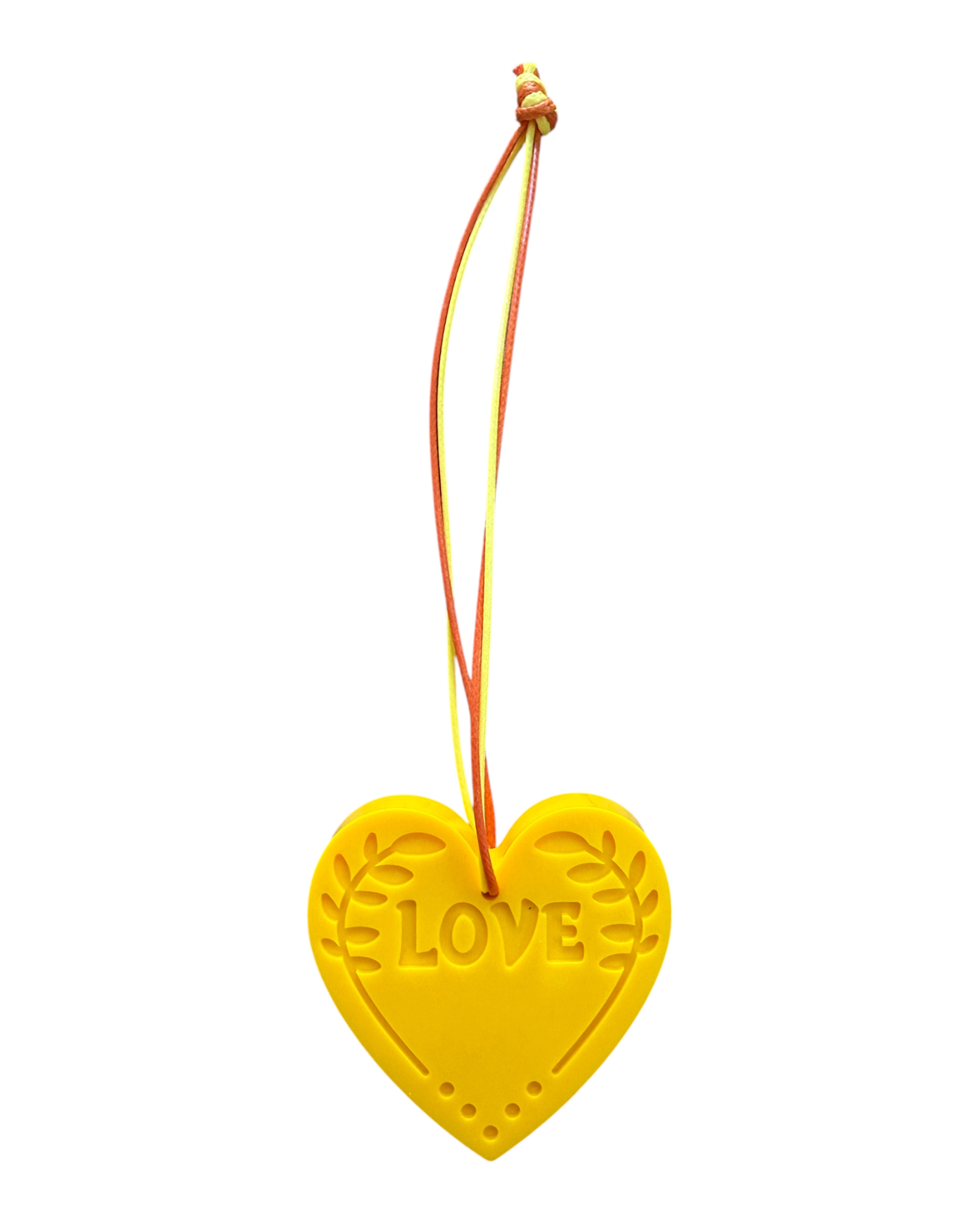 Cœur LOVE jaune en résine époxy à suspendre avec son cordon assorti, décoration artisanale colorée pour intérieur.