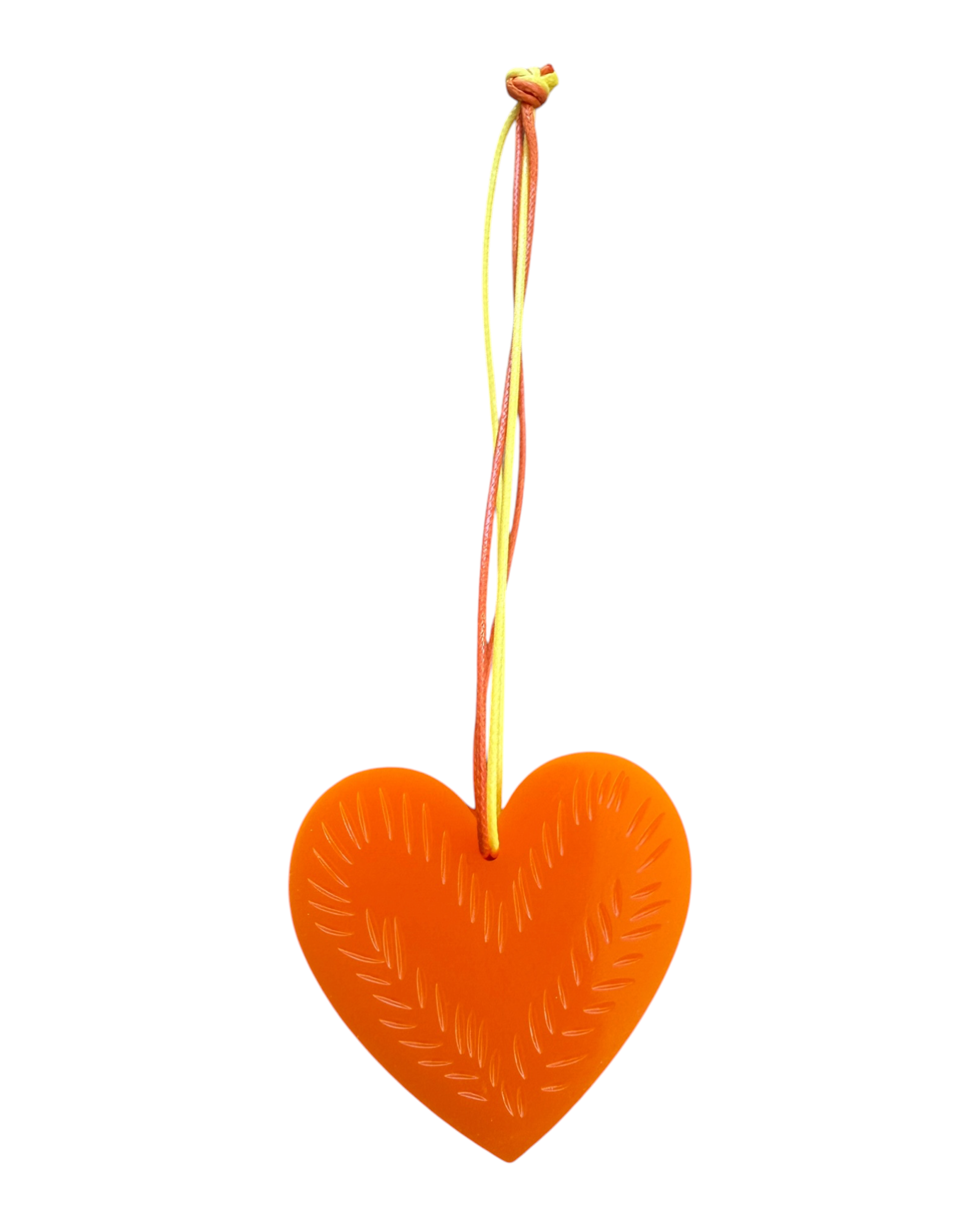 Suspension cœur orange Tiny Leaf en résine époxy avec motif végétal gravé et lien jaune et orange.