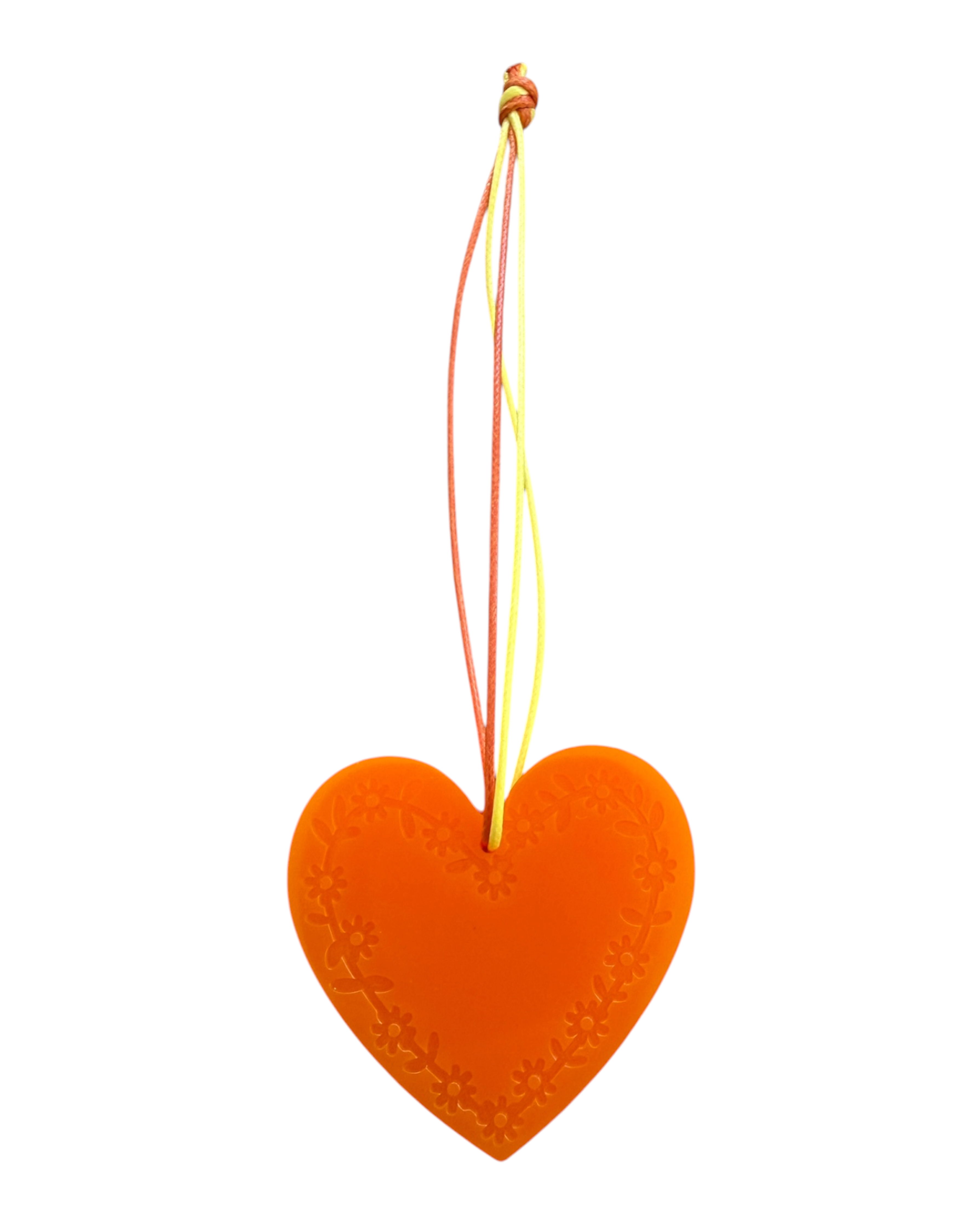 Suspension décorative Tiny Flower orange en résine époxy avec motif floral gravé et cordon jaune et terracotta.