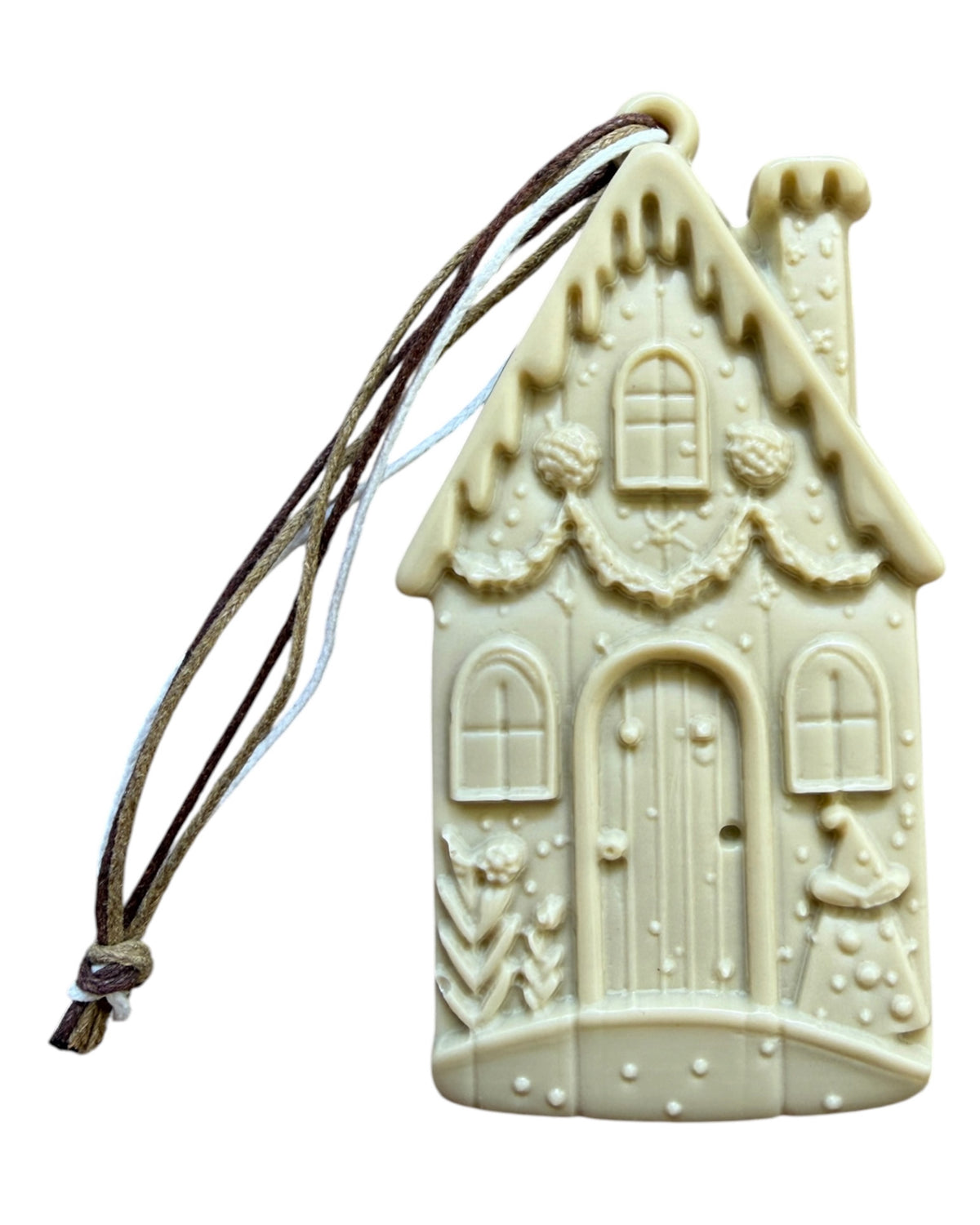 Suspension de Noël Tiny Chalet beige en résine époxy réalisée à la main. Décoration de sapin artisanale inspirée des chalets de montagne, idéale pour une ambiance chaleureuse.