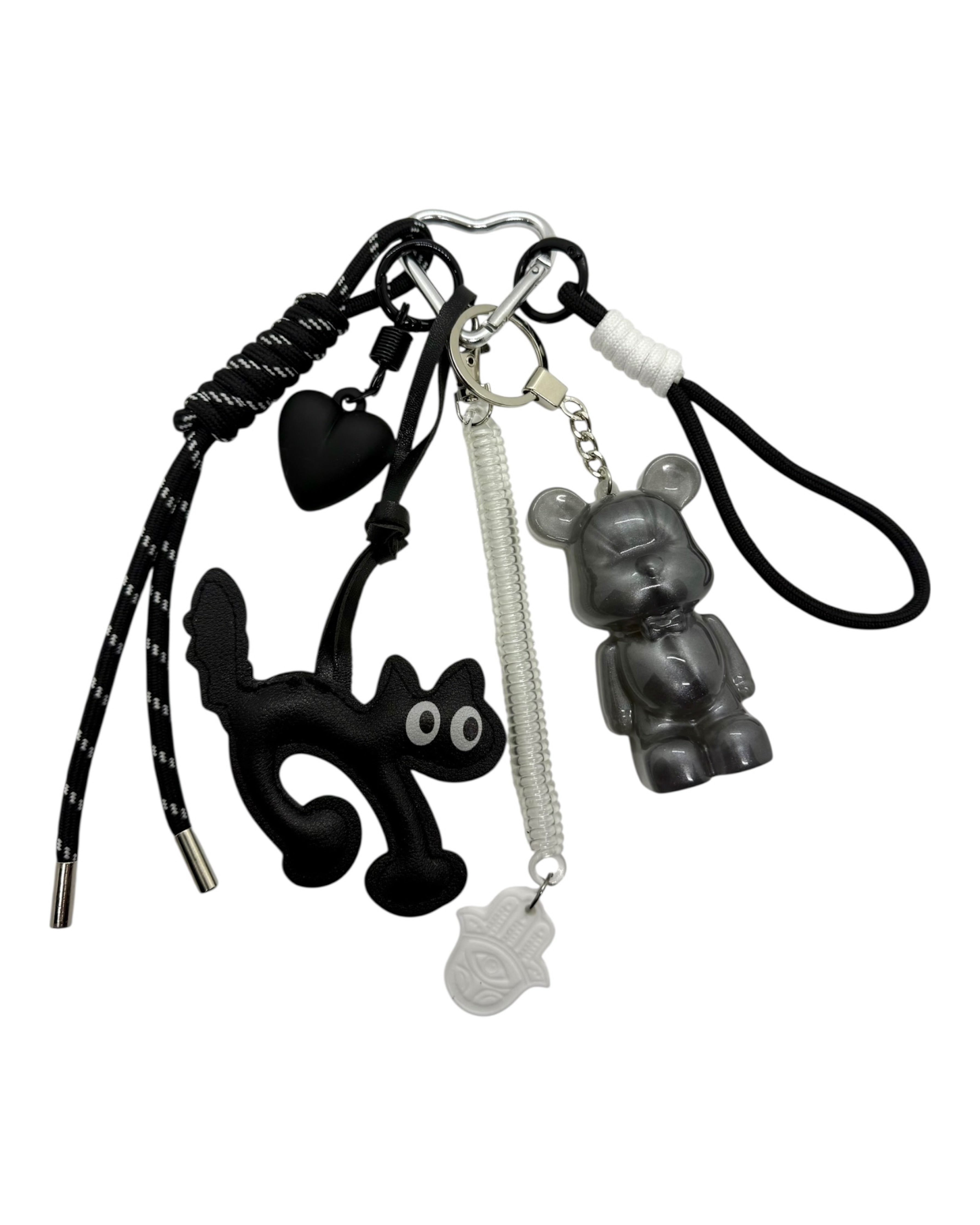 Teddy'z Back or White fait main en resine epoxy, argent uni avec goodies noir et blanc, chat et cœur, style rock’n’roll, grigri et bijou de sac. Lolie'z