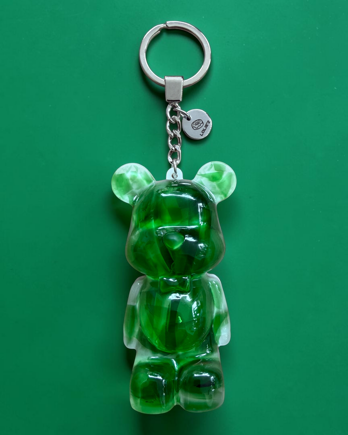 Teddy’z Green Split, porte-clés ours en résine époxy avec éclats de verre verts et médaille Lolie’z gravée