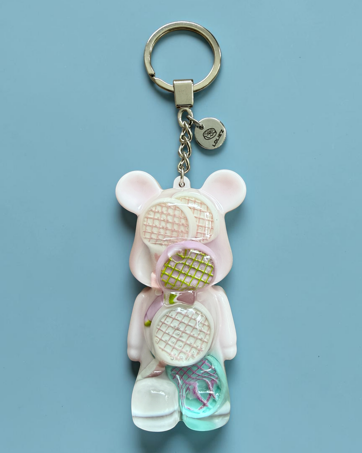 Teddy’z Smash, porte-clés ours sportif en résine époxy fait main avec médaille Lolie’z gravée
