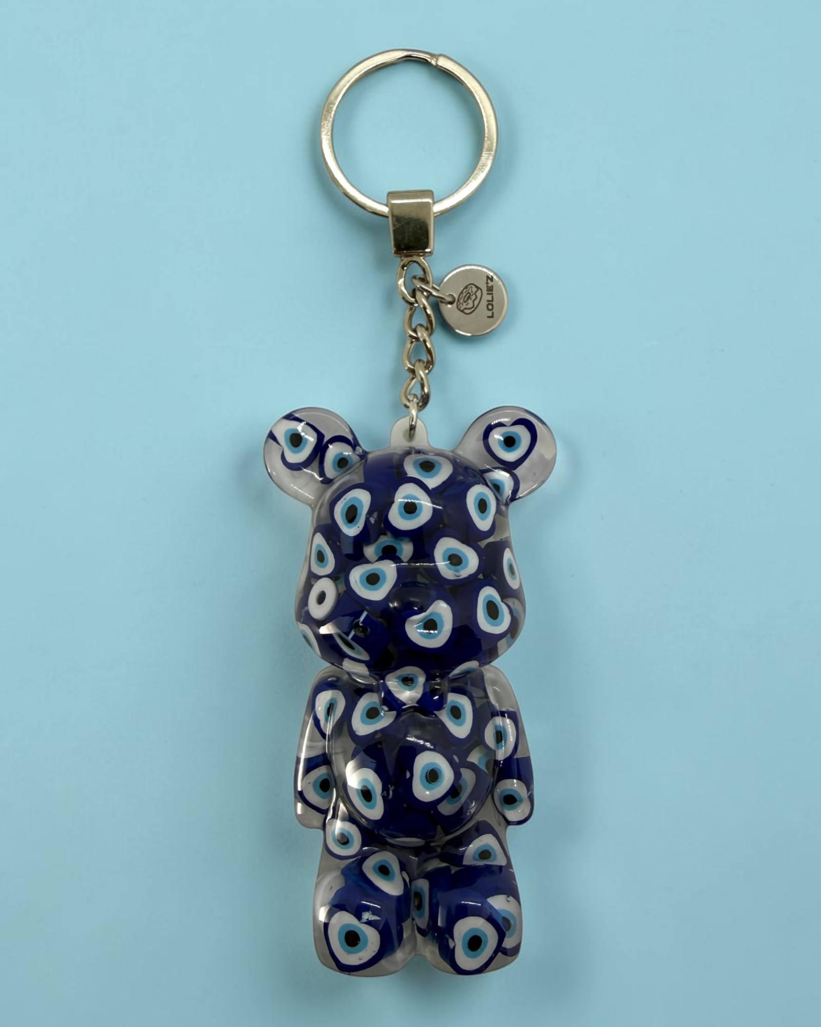 Teddy’z Talisman, porte-clés ours en résine époxy fait main inspiré des symboles de protection et des porte-bonheur.
