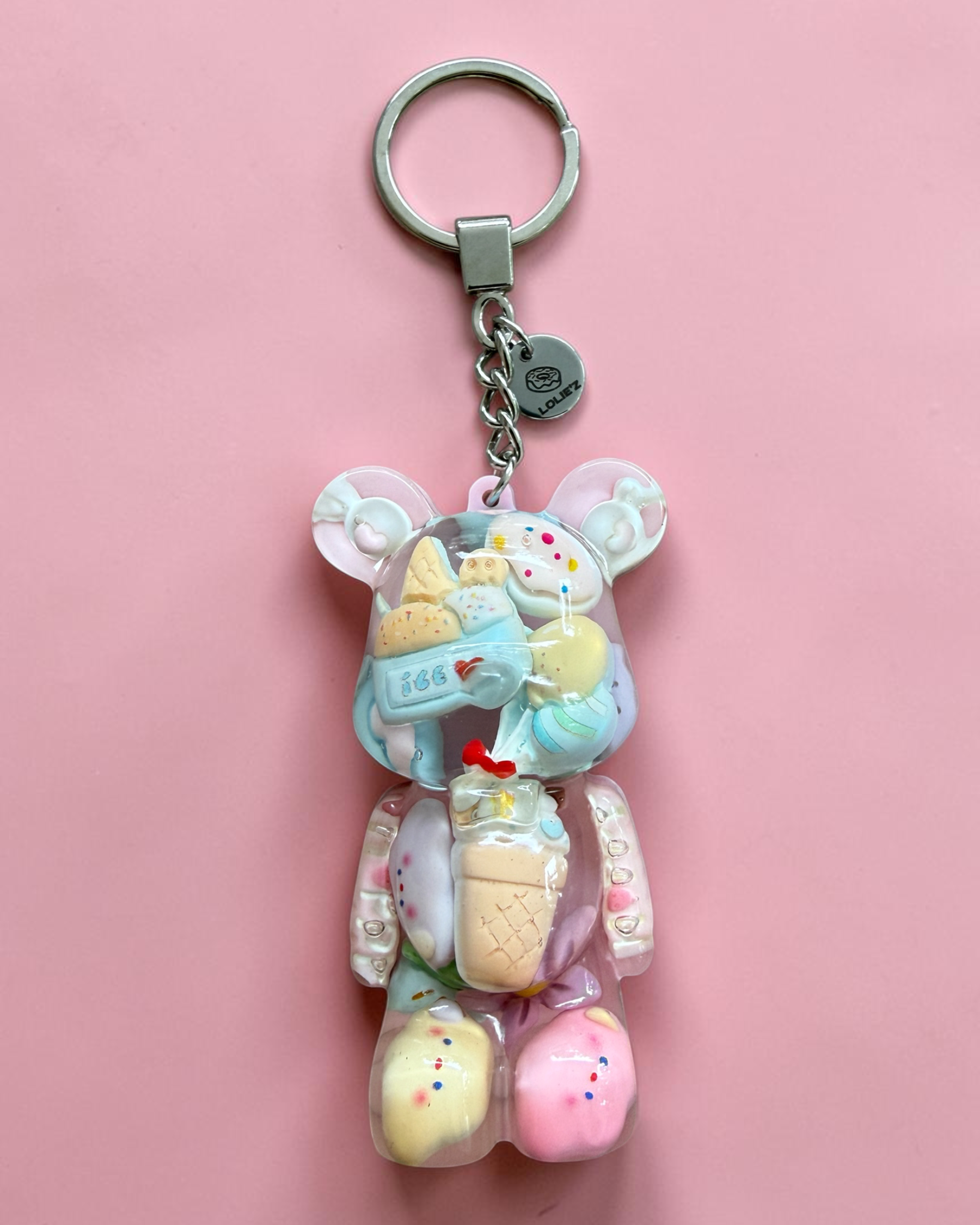 Teddy’z Yummy, porte-clés ours en résine époxy transparente rempli de glaces, donuts et petites gourmandises colorées.
