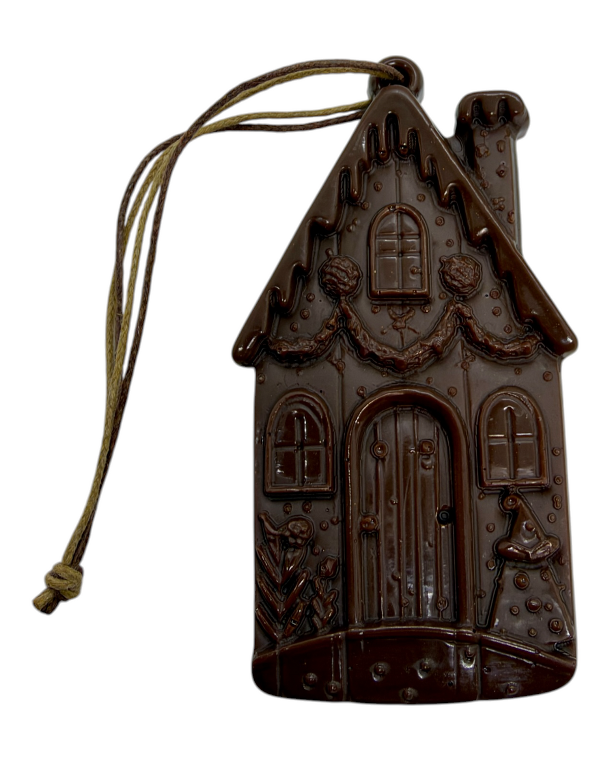 Suspension de Noël Tiny Chalet en résine époxy chocolat brillante, représentant une petite maison aux détails en relief avec toit enneigé, fenêtres, porte et cheminée, accompagnée de son cordon marron pour la suspendre au sapin.