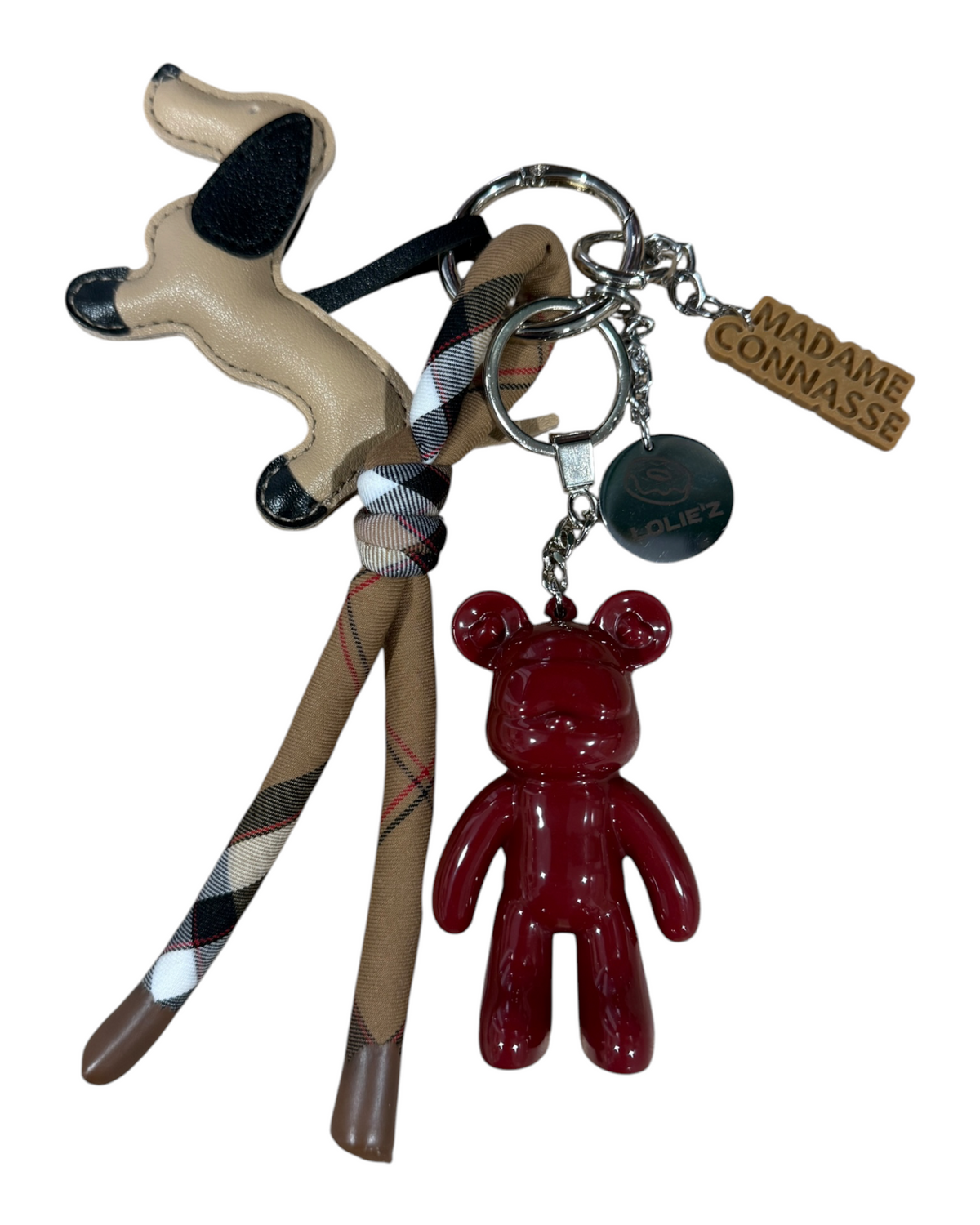 Détail du grigri Bloody Madame avec Teddy’z bordeaux glossy, breloque Madame Connasse et médaille Lolie’z
